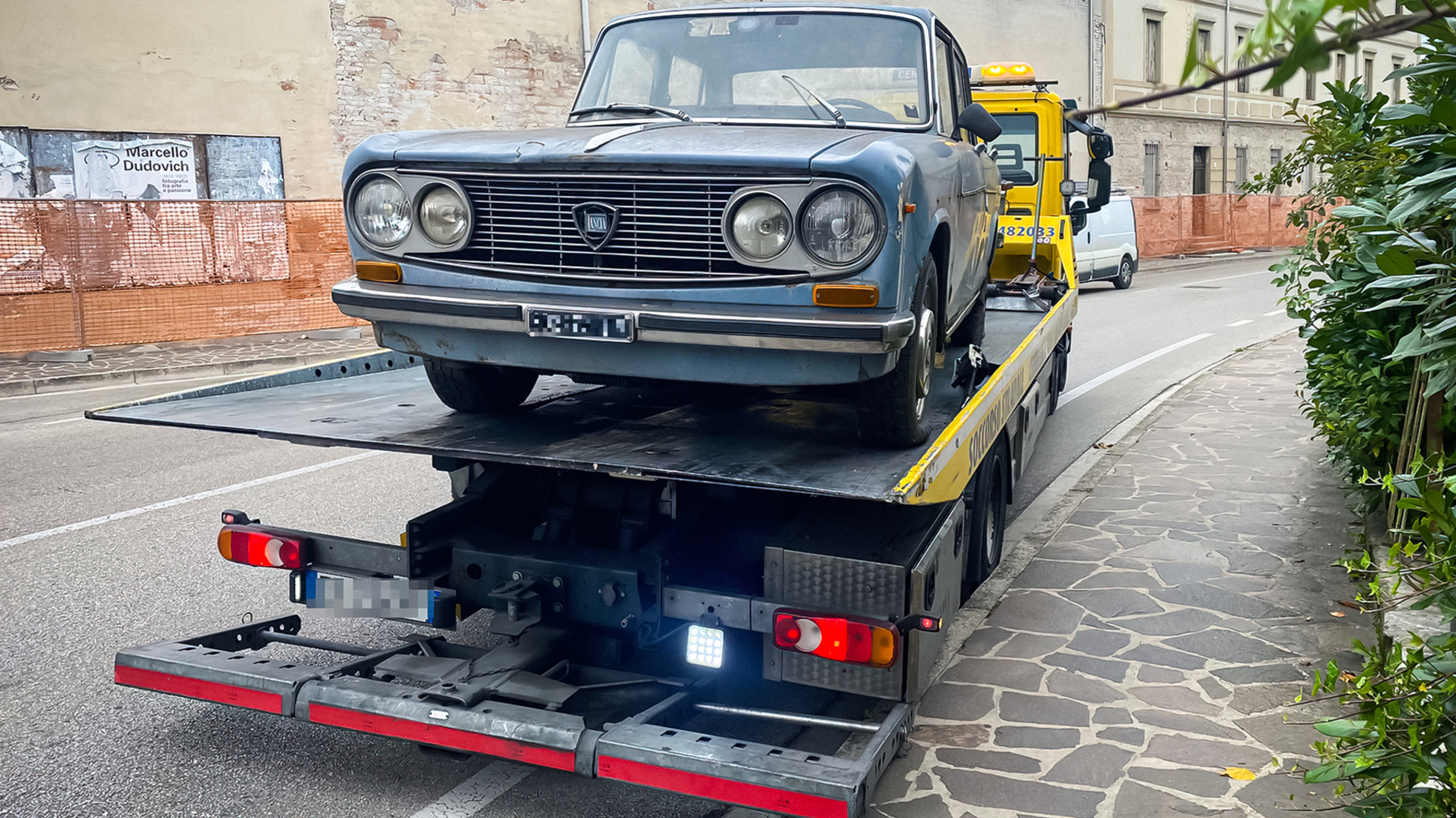 В Италии эвакуировали Lancia Fulvia, которая почти полвека стояла на одном  месте — Motor