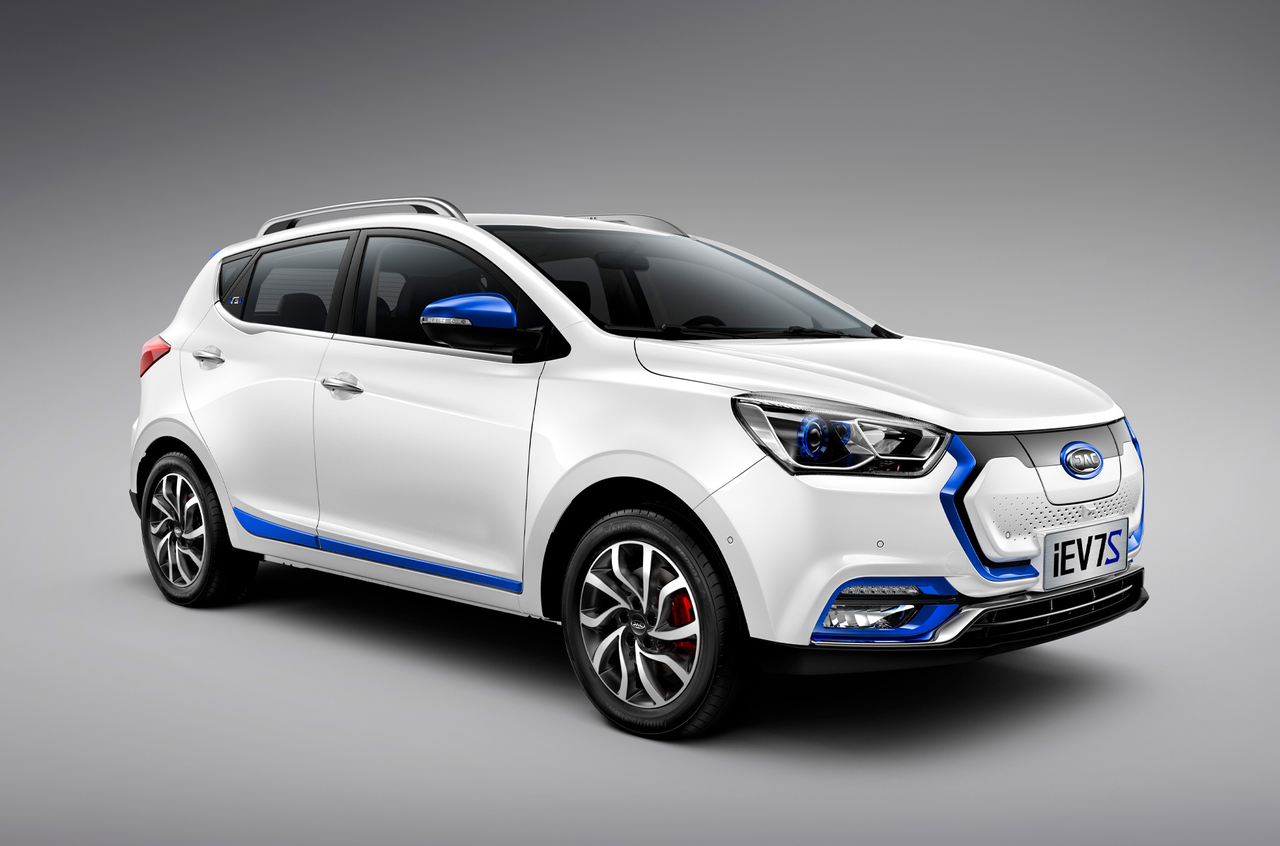 ###  В прошлом году китайский бренд JAC начал [продавать](https://motor.ru/news/jac-iev7s-23-09-2020.htm) в России свой электрокар iEV7S: его поставляют к нам из Казахстана. Пятиместный компактный хэтчбек длиной 4135 миллиметров позиционируют как кроссовер — несмотря на клиренс 130 миллиметров.