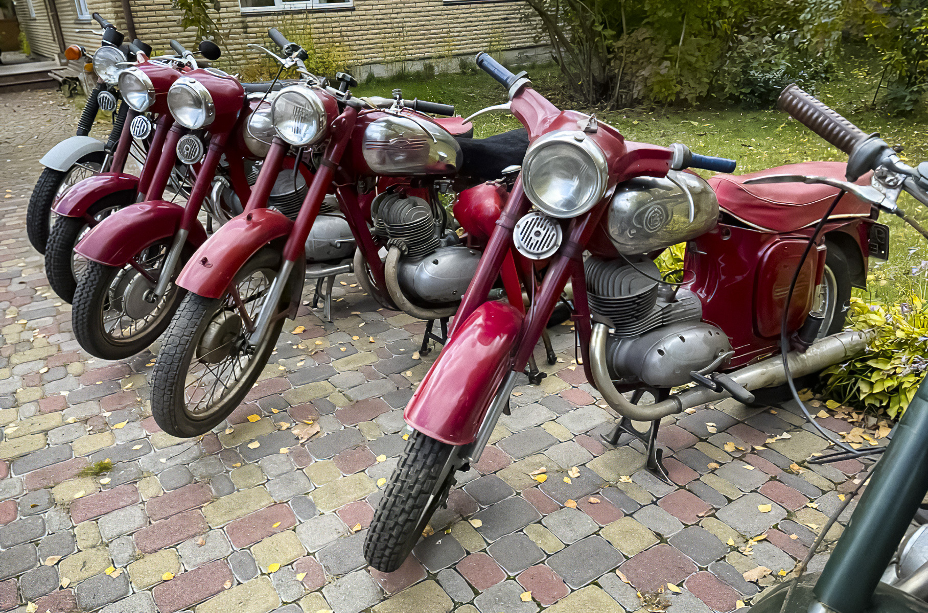 Видео: энтузиаст собрал огромную коллекцию редких мотоциклов, советских и не только