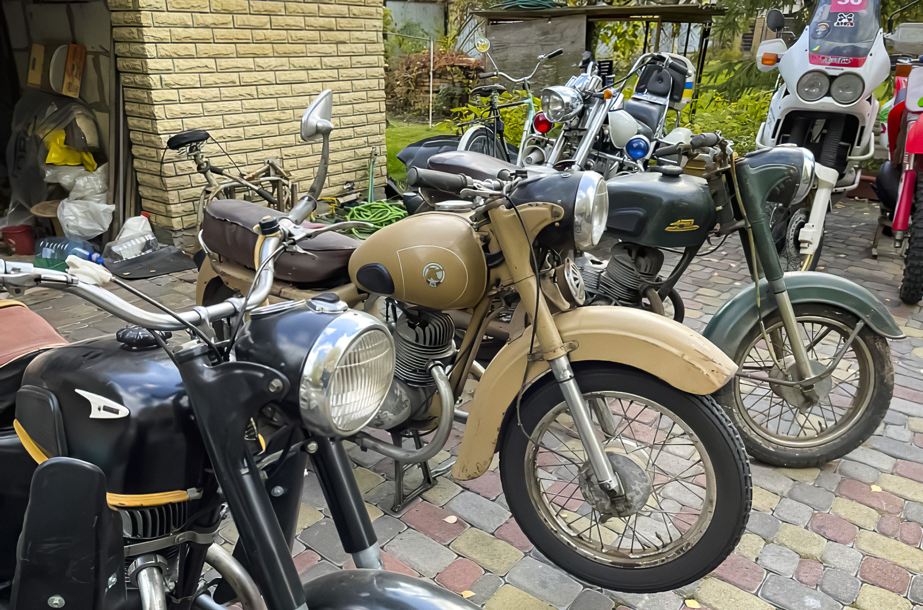 Видео: энтузиаст собрал огромную коллекцию редких мотоциклов, советских и не только