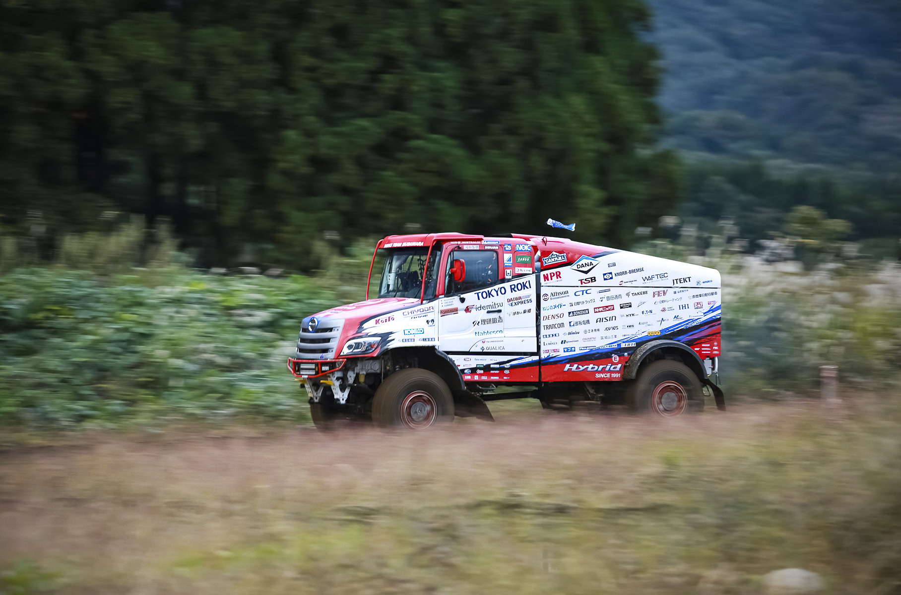 Посмотрите на японский грузовик, который составит конкуренцию КамАЗам на «Дакаре»