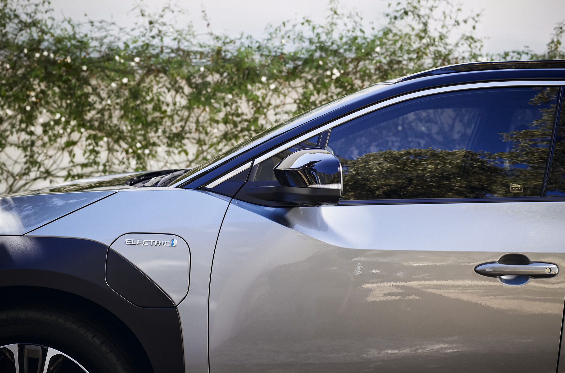 Солнечные батареи на крыше и футуристичный интерьер: Toyota официально представила электрический аналог RAV4