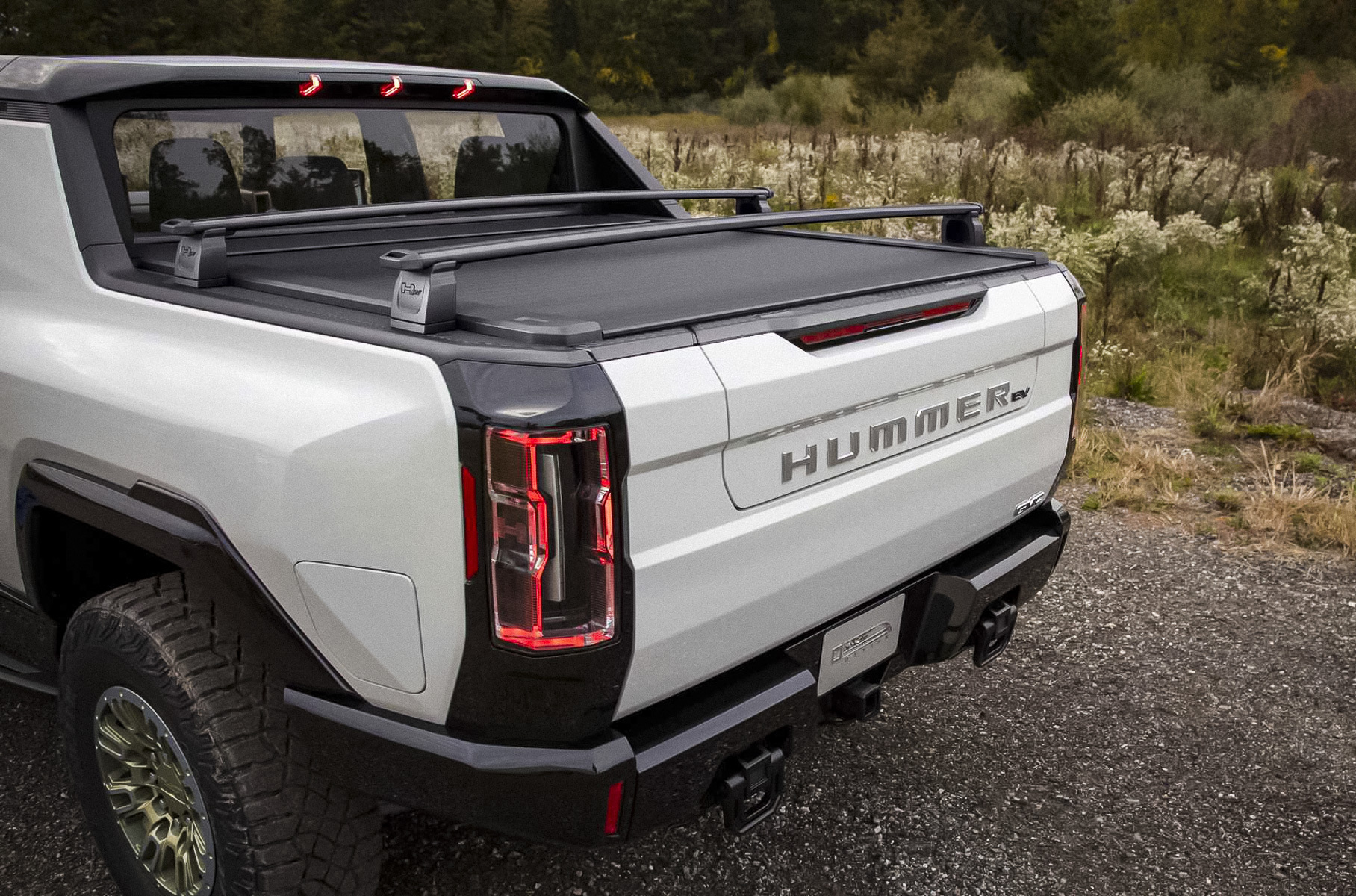 Представлены необычные Hummer для SEMA: один из них гоночный, а у другого палатка на крыше