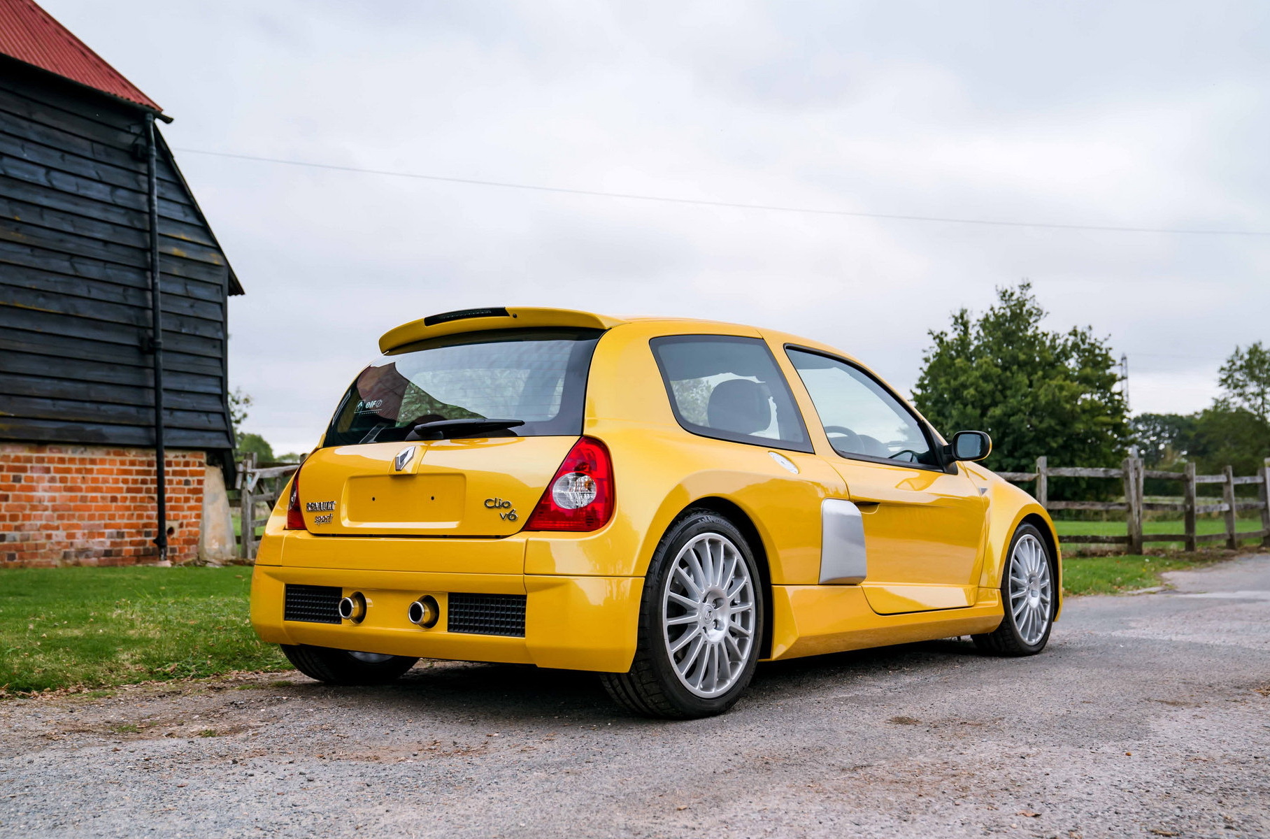 Старый Renault Clio продали на аукционе по цене новой BMW M3