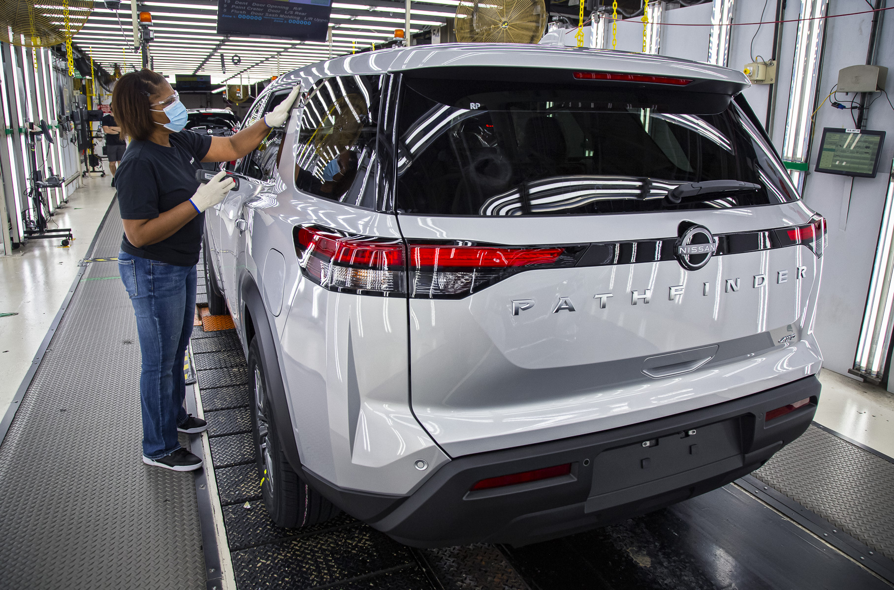 Американский завод Nissan приступил к сборке новых Pathfinder для российского рынка