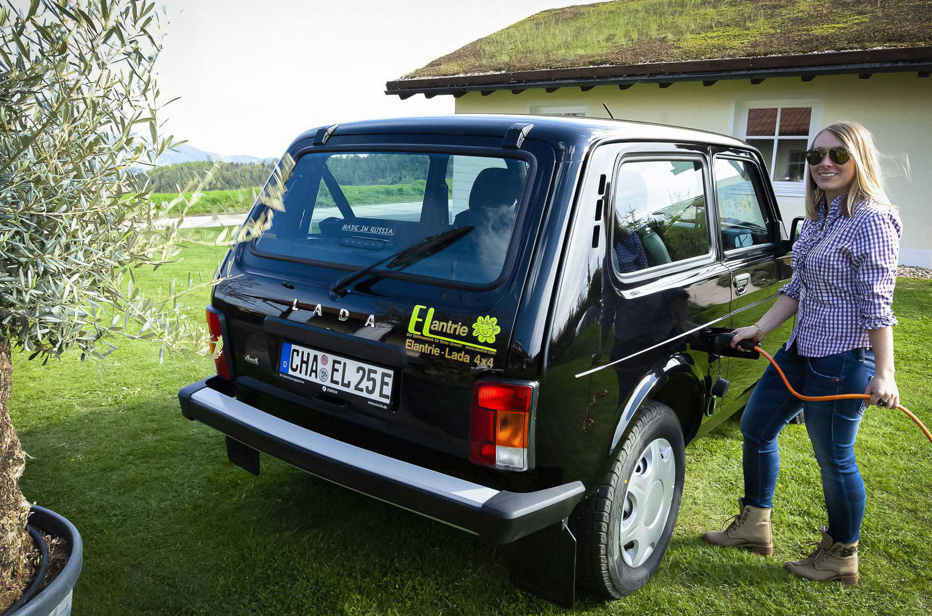 Цена отдельного набора не названа, но такая Lada Niva обойдется в 19 990 евро (более 1,6 миллиона рублей).