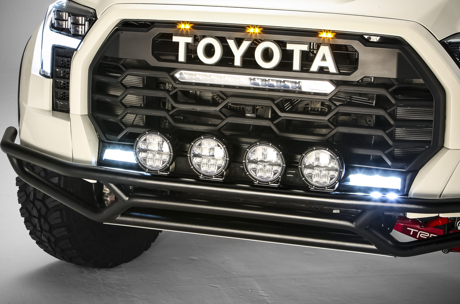 Посмотрите на экстремальную Toyota Tundra для гонок по пустыне