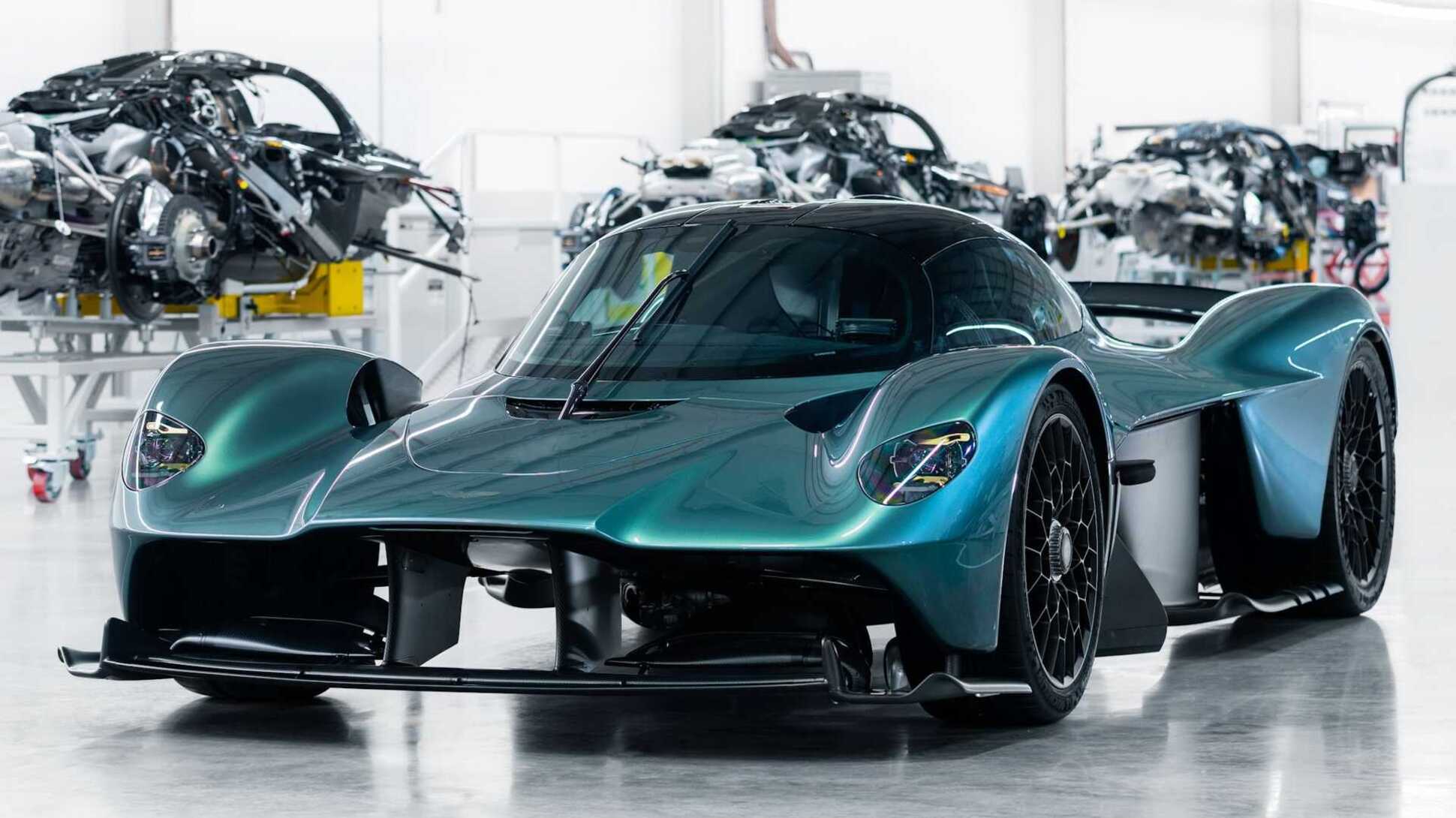 Aston Martin Valkyrie синего цвета