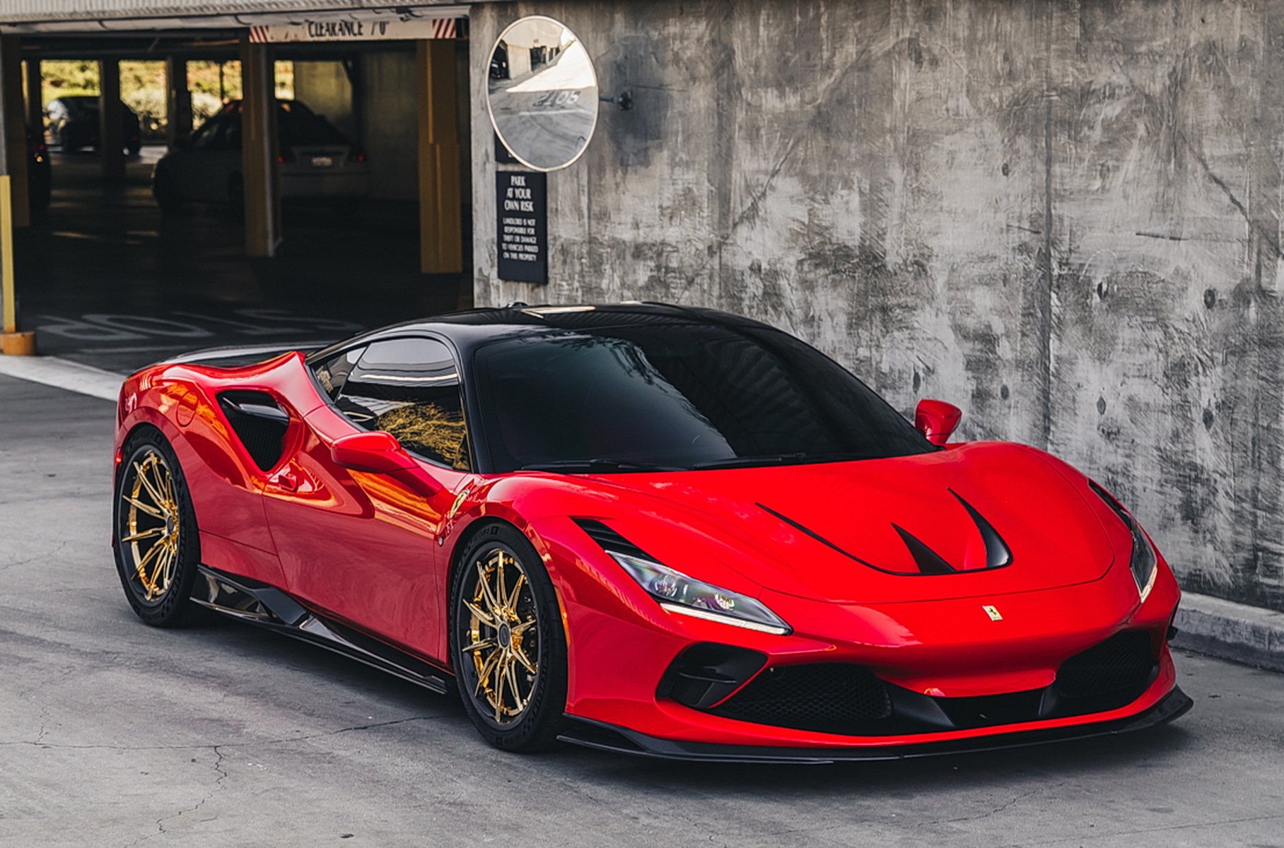 Новую Ferrari украсили дисками с покрытием из золота 999 пробы