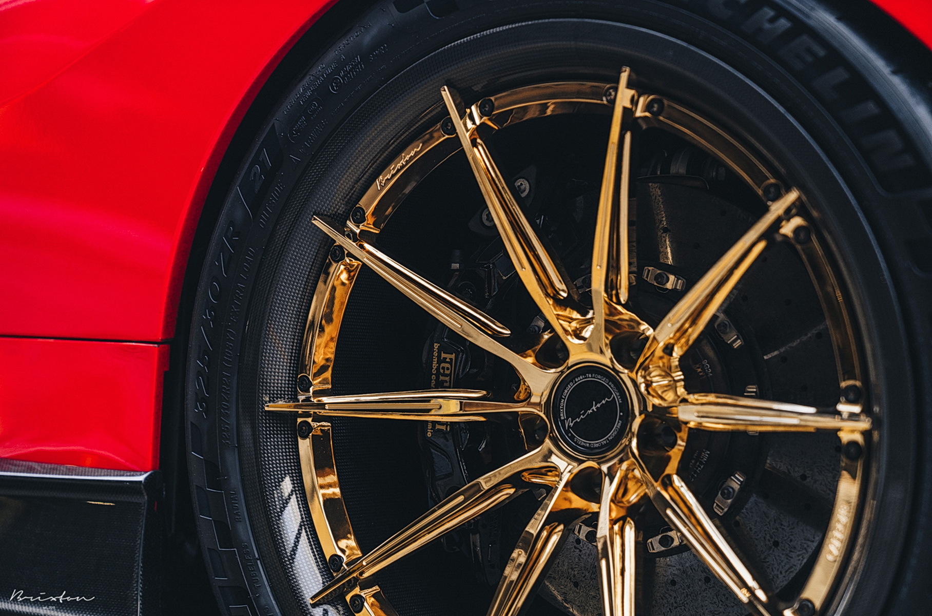Новую Ferrari украсили дисками с покрытием из золота 999 пробы