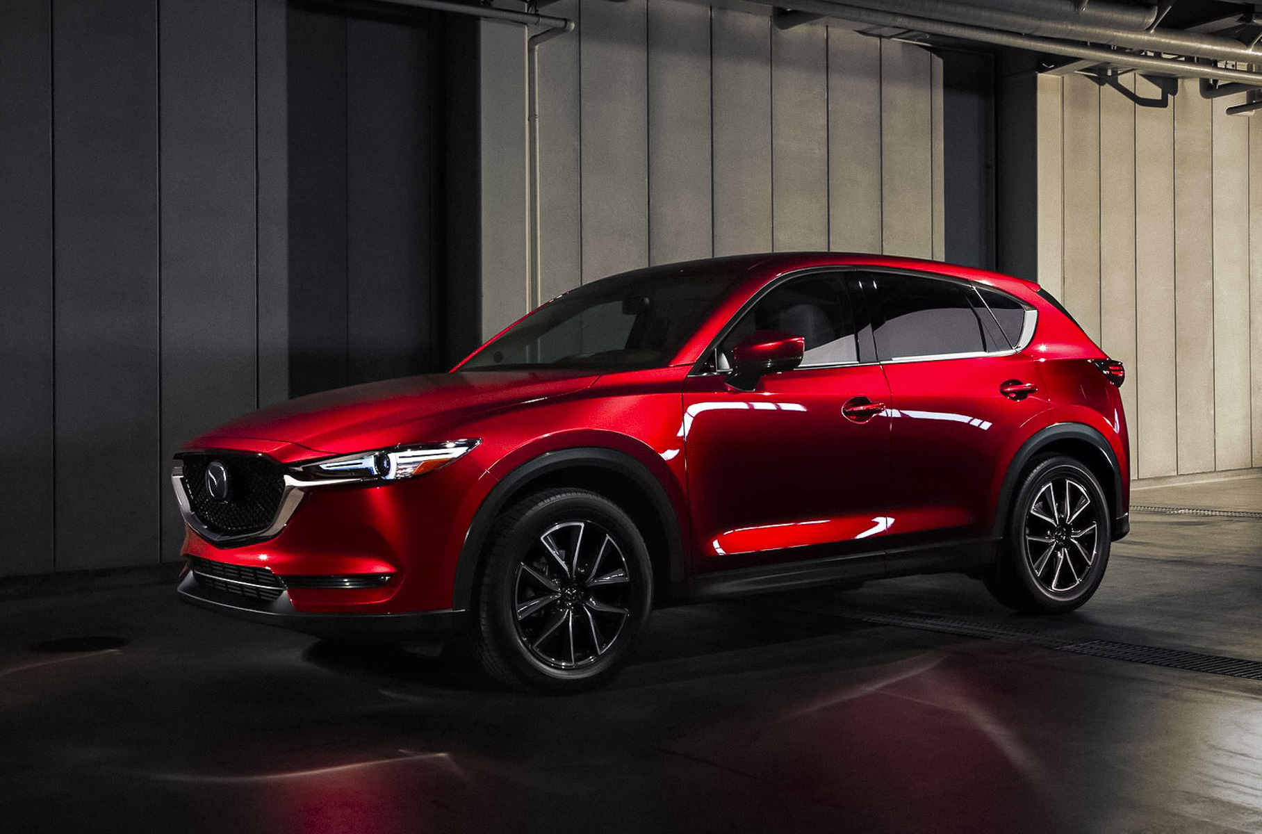 ### 10 место: Mazda CX-5 Открывает первую десятку [CX-5](https://motor.ru/news/mazda-cx-5-facelift-14-09-2021.htm), который в октябре выбрали 1759 россиян (в том же месяце 2020 года модель была продана в количестве 1626 штук). Актуальные на начало ноября розничные цены на кроссовер начинаются от 1 901 000 рублей. По сравнению с предыдущим месяцем CX-5 поднялся на четыре позиции вверх.