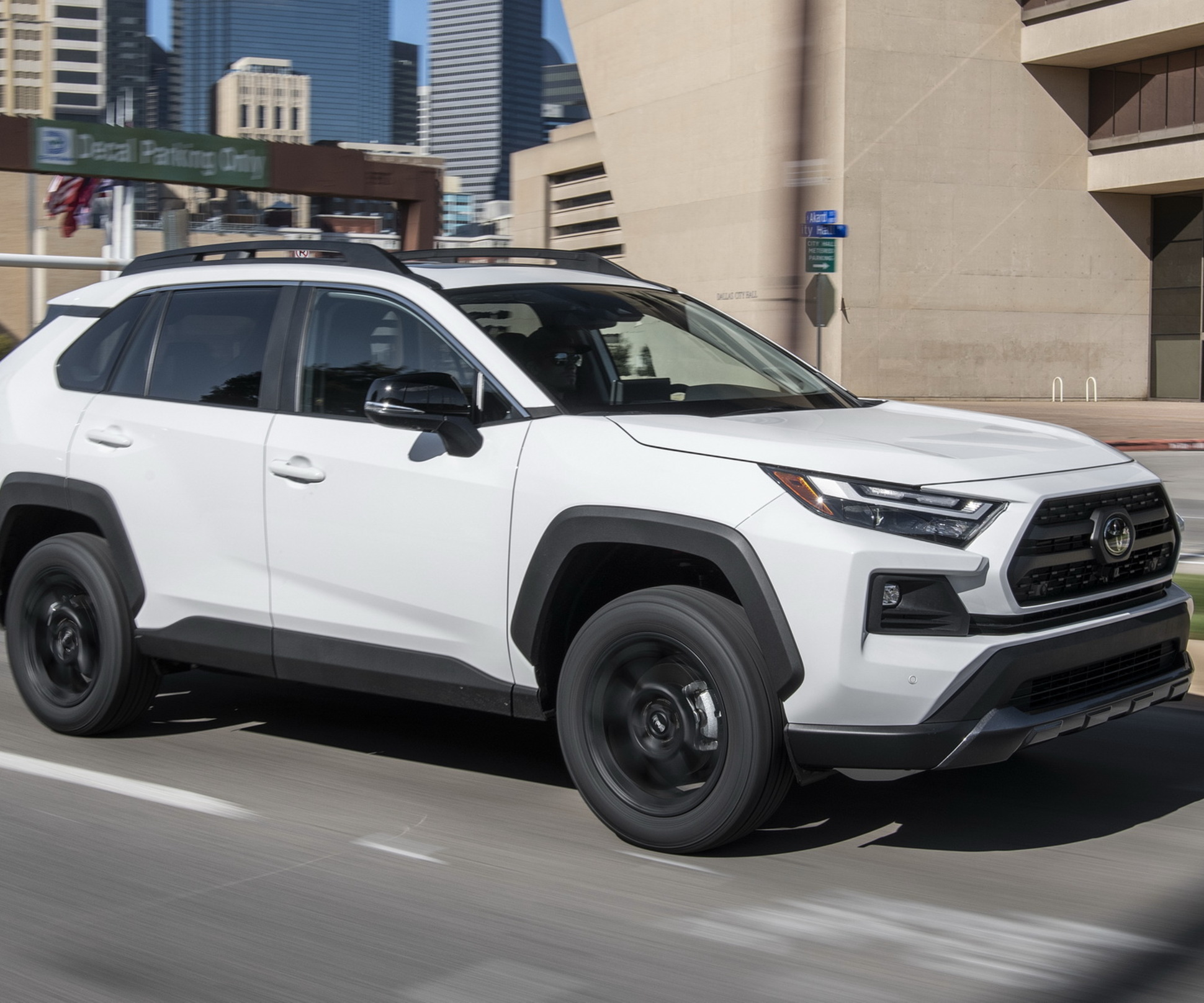 Toyota обновила кроссовер RAV4 — изменились фары и комплектации — Motor