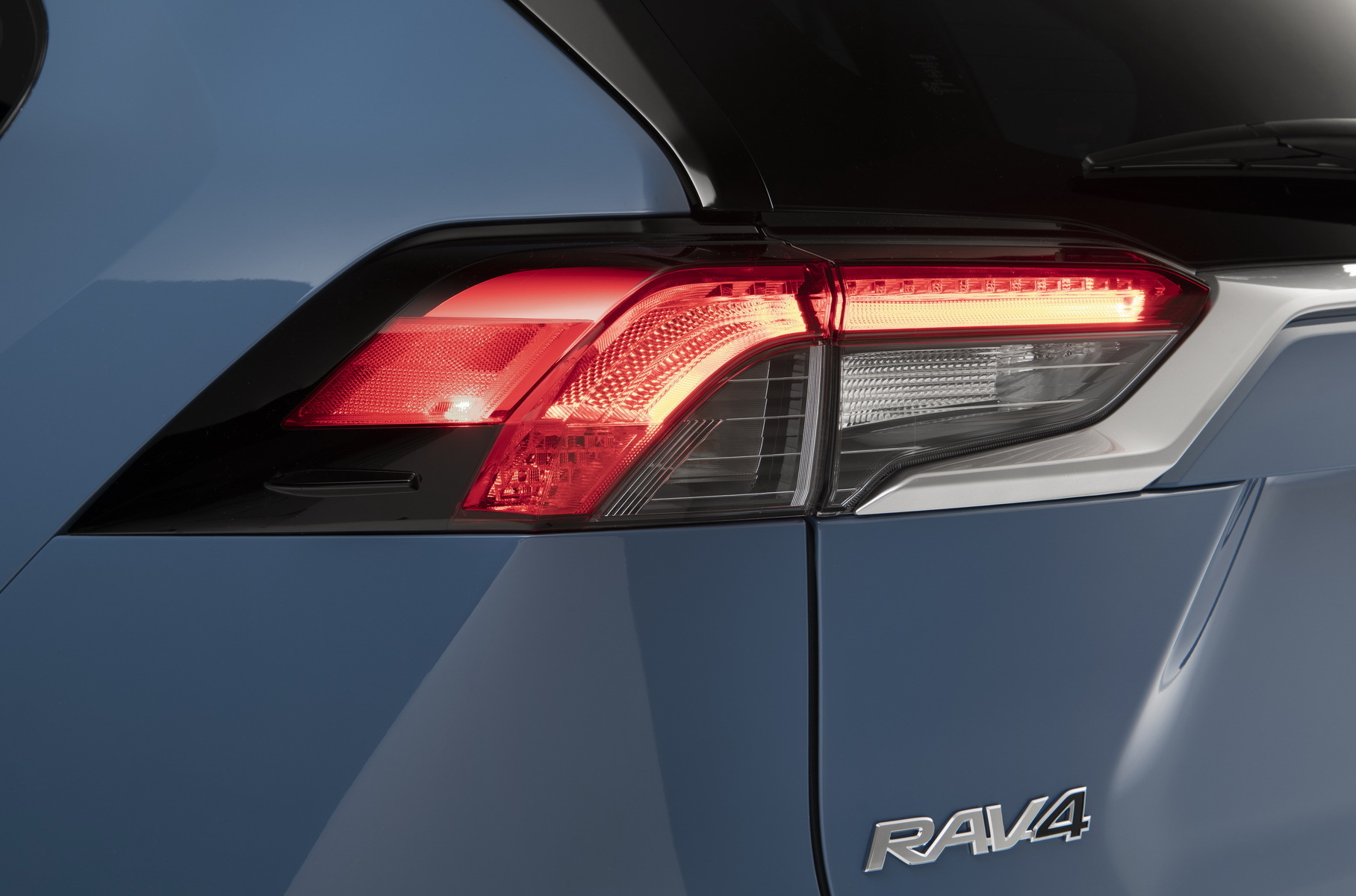 Toyota обновила кроссовер RAV4 — изменились фары и комплектации