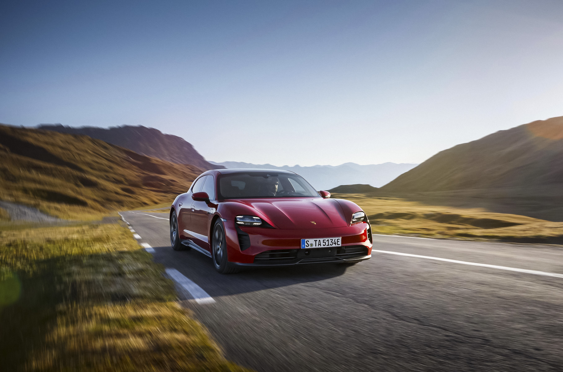 Porsche добавила в гамму Taycan седан и универсал в спортивной GTS-версии