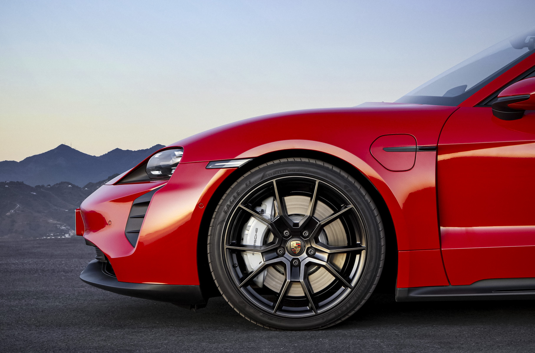 Porsche добавила в гамму Taycan седан и универсал в спортивной GTS-версии