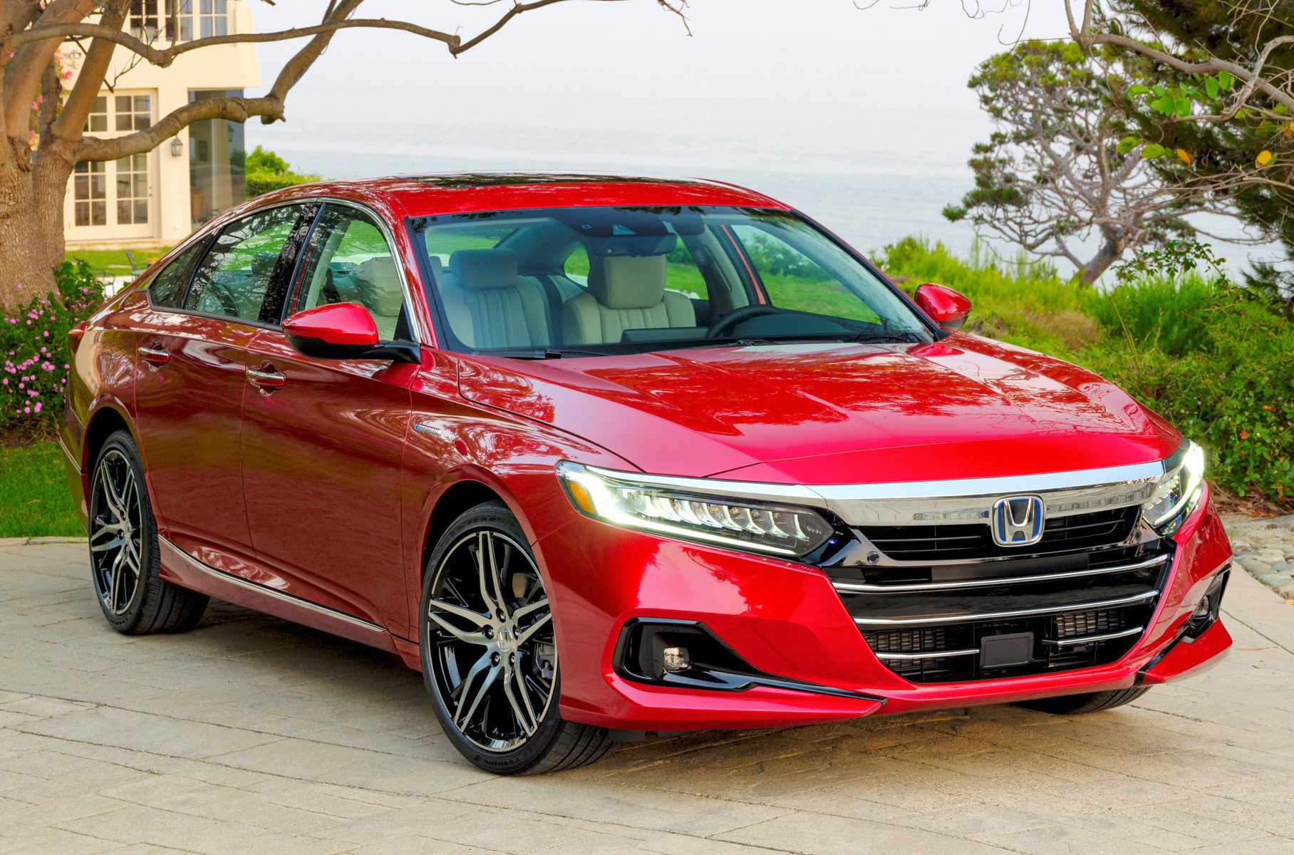 ###  Седан Honda Accord ушел с российского рынка несколько лет назад. С тех пор американская версия успела шагнуть в десятое поколение и еще раз [обновиться](https://motor.ru/news/honda-accord-13-10-2020.htm): прошлой осенью она подготовилась к 2021 модельному году, немного изменив дизайн и став технологичнее.