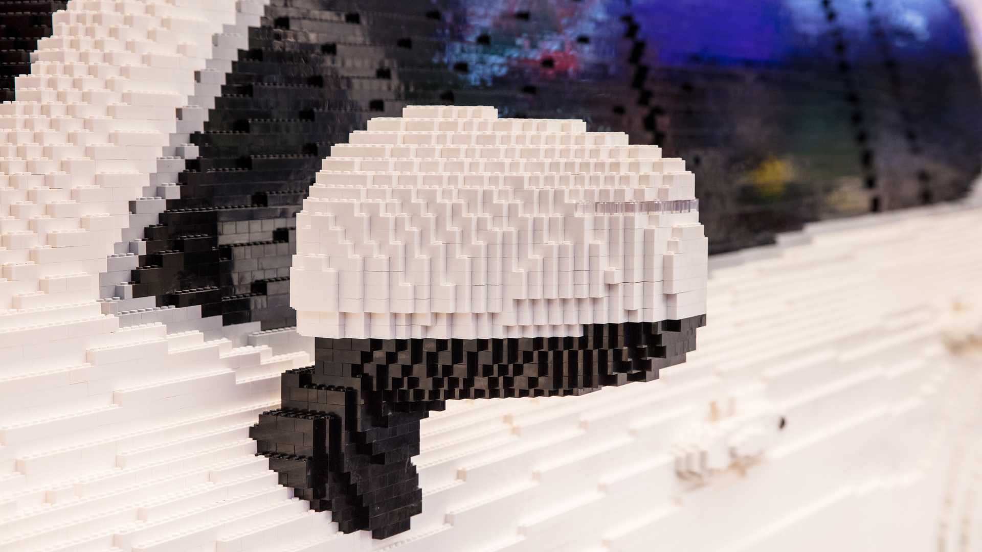 Посмотрите на полноразмерный Toyota Land Cruiser 300 из Lego