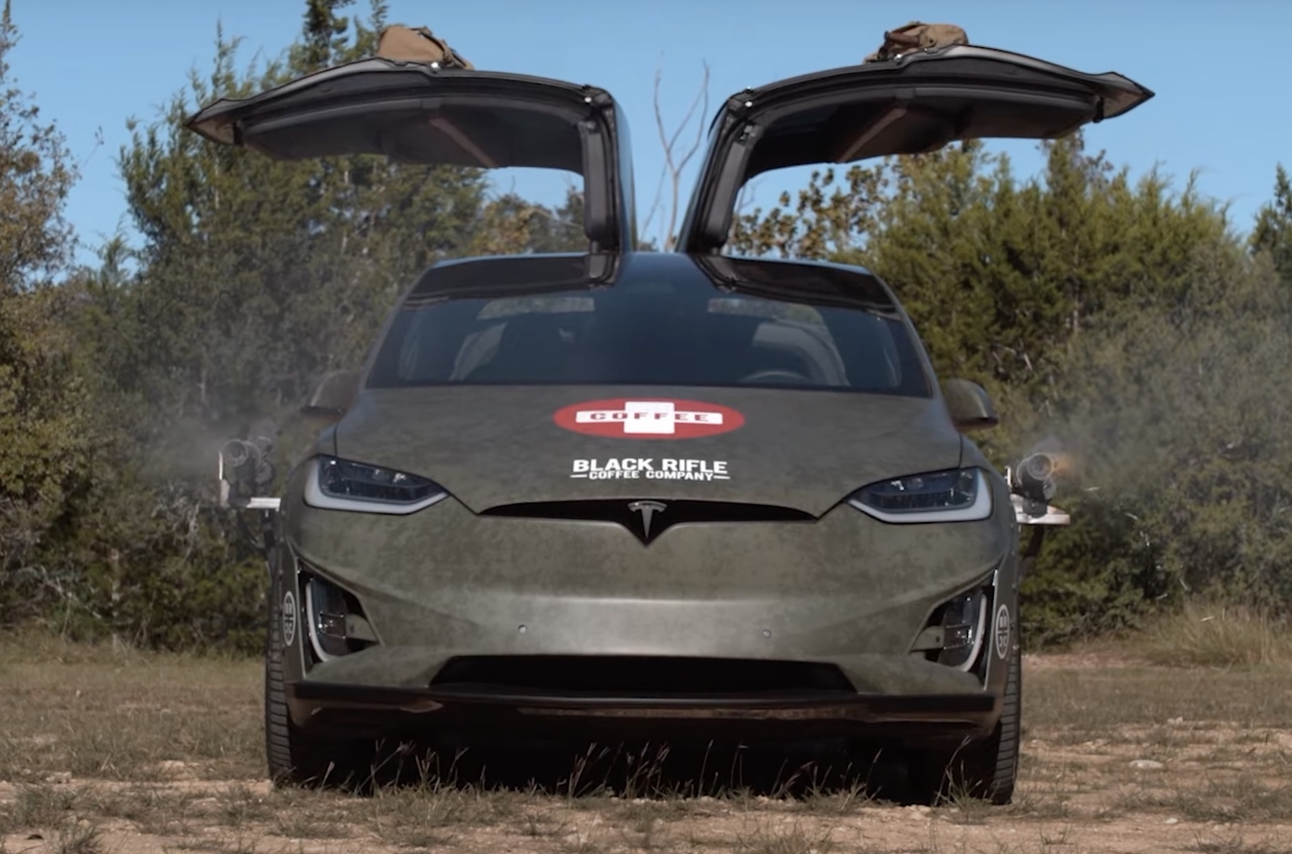 Посмотрите на Tesla Model X с пулеметами и кофемашиной — Motor