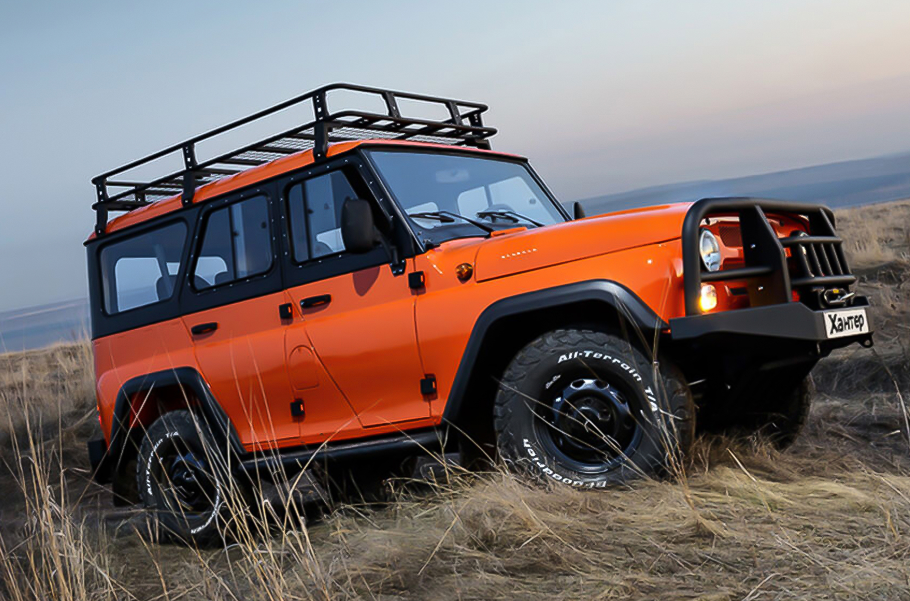 Журналист немецкого издания Auto Motor und Sport Торстен Зейбт [остался под впечатлением](https://motor.ru/news/uaz-hunter-amus-04-04-2020.htm) от «Хантера» в специальной версии «Экспедиция». В своей статье под названием «Хеви-метал из Ульяновска» Зейбт оценил небольшие размеры внедорожника (меньшие, чем у трехдверного Jeep Wrangler), адекватную стоимость, проходимость и ремонтопригодность: для починки хватит молотка и плоскогубцев, в то время как новейшие внедорожники превратятся в пыль.