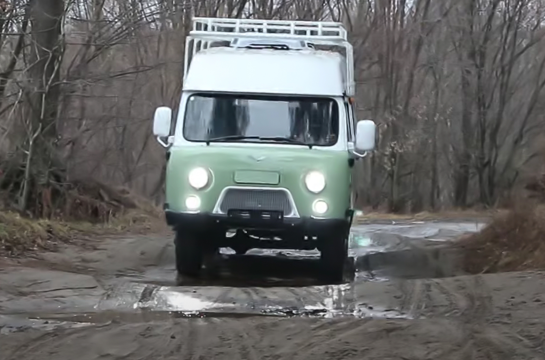 ###  Блогеры YouTube-канала UAZ Berlin [испытали](https://motor.ru/news/german-test-drive-offroad-buhanka-08-11-2021.htm) «Буханку» немецкими лесными дорогами — а точнее, бездорожьем. Комментаторы справедливо заметили, что «УАЗ создан для самых плохих дорог», и поинтересовались наличием дизельного мотора. Также «Буханку» назвали легендой и «танком для апокалипсиса».
