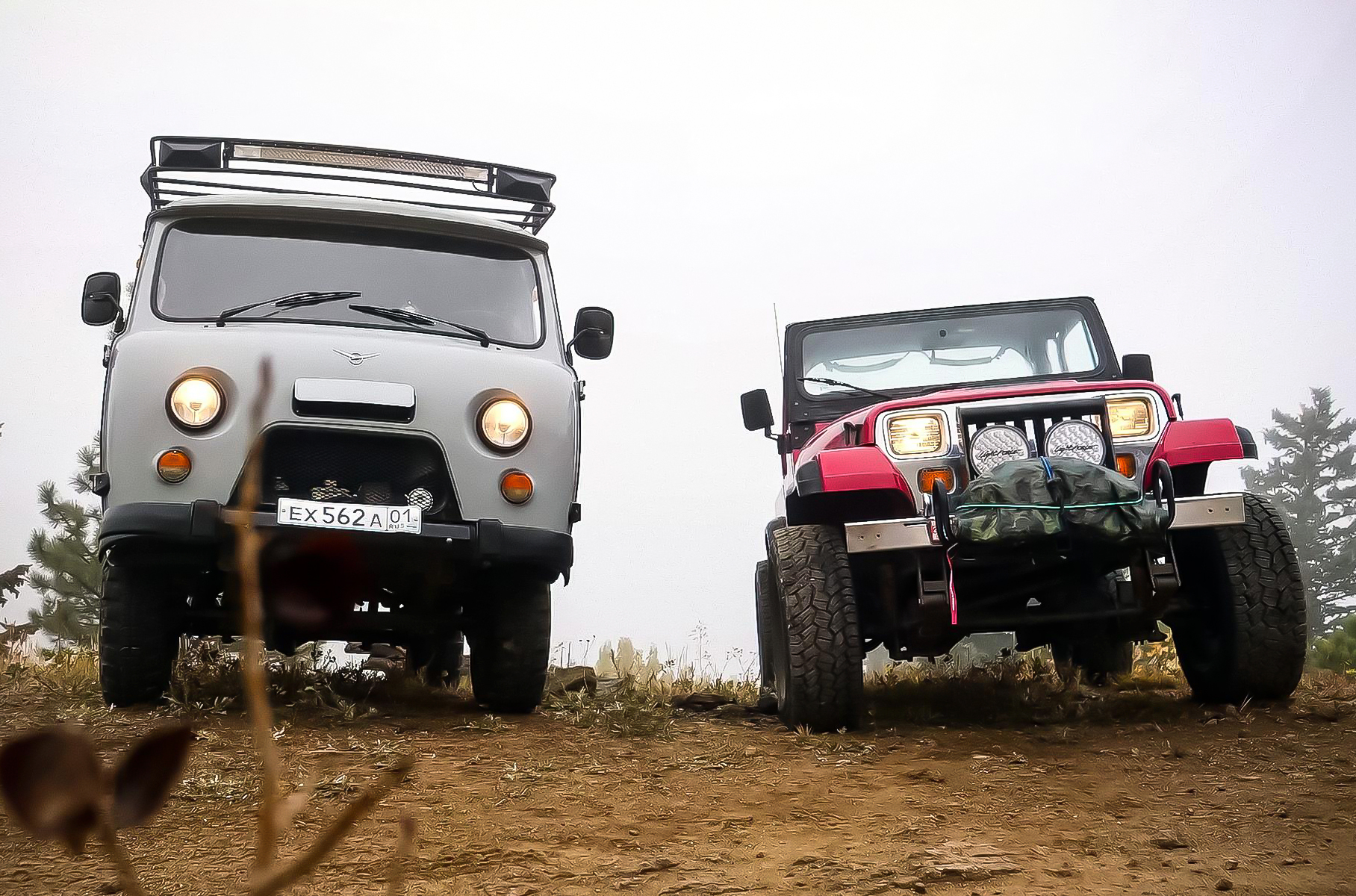 На YouTube-канале The Fast Lane Truck «Буханку» [сравнили](https://motor.ru/news/buhanka-vs-wrangler-usa-test-drive-11-10-2021.htm) на бездорожье с Jeep Wrangler. Сначала УАЗ не впечатлил американцев: они назвали машину «цементной коробкой», а также обратили внимание на «суровый» салон и жесткость подвески. Wrangler выступил лучше, зато в «Буханке» можно устроить обед. Комментаторы отметили, что лишь она может ездить в 50-градусный мороз и что только ей подвластны худшие дороги в мире. Отечественный автомобиль назвали «идеальным внедорожником с огромными возможностями для тюнинга», «злым русским тостером» и «детским КамАЗом».