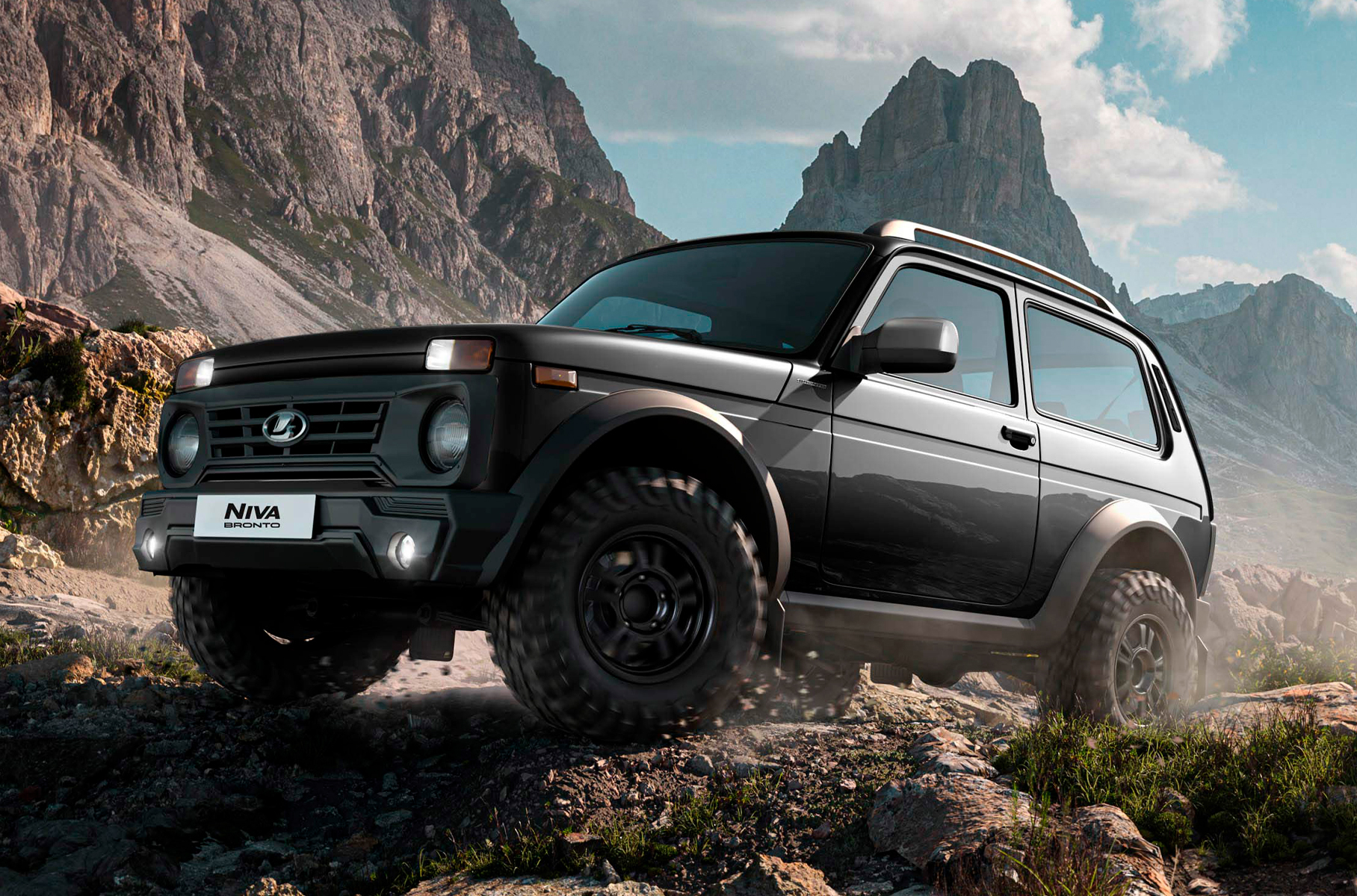 ###  Два года назад модернизацию «Нивы» [не обошли вниманием](https://motor.ru/news/lada-4x4-autoblog-22-12-2019.htm) иностранные СМИ. Западная пресса поиронизировала над масштабом новшеств, но восхитилась долгой жизнью и впечатляющей проходимостью автомобиля. Ронан Глон с сайта Autoblog.com напомнил, что выпуск начался еще в 1977 году, когда президентом США был Джимми Картер, и с того момента машину производят без перерыва. Журналиста удивило, что за столь долгое время внедорожник почти не менялся, разве что горизонтальные фонари уступили место вертикальным. Например, сохранились металлические бампера в стиле 70-х, торчащие подобно «трамплину для прыжков в воду».