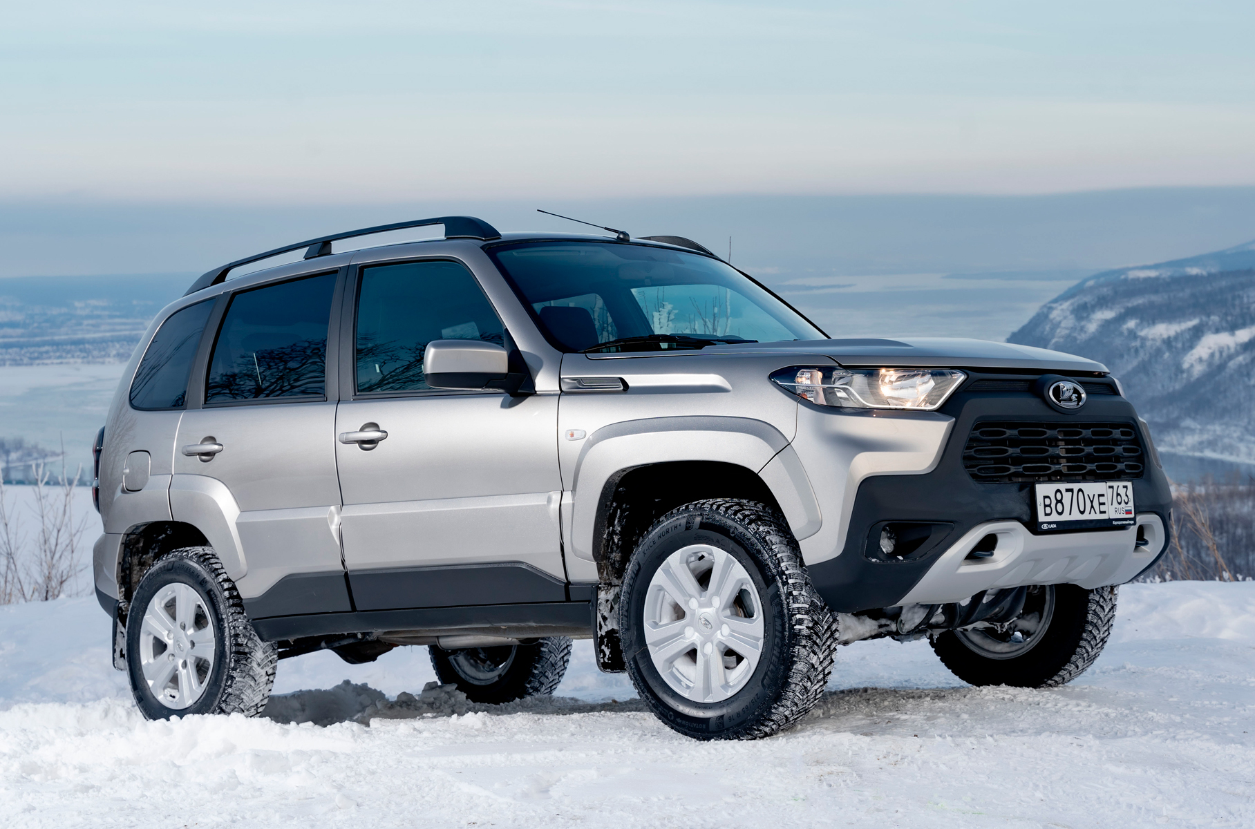 ###  Авторы Motor1 [высказались](https://motor.ru/news/spanish-niva-31-03-2021.htm) насчет новой Lada Niva Travel: испанцы назвали ее идеальным внедорожником за эту цену, но посетовали на слишком слабый мотор. Дизайн испытателям понравился: спереди автомобиль напомнил им Toyota RAV4. Также похвалы удостоились внушительный дорожный просвет, полный привод, блокируемый дифференциал и простота обслуживания.