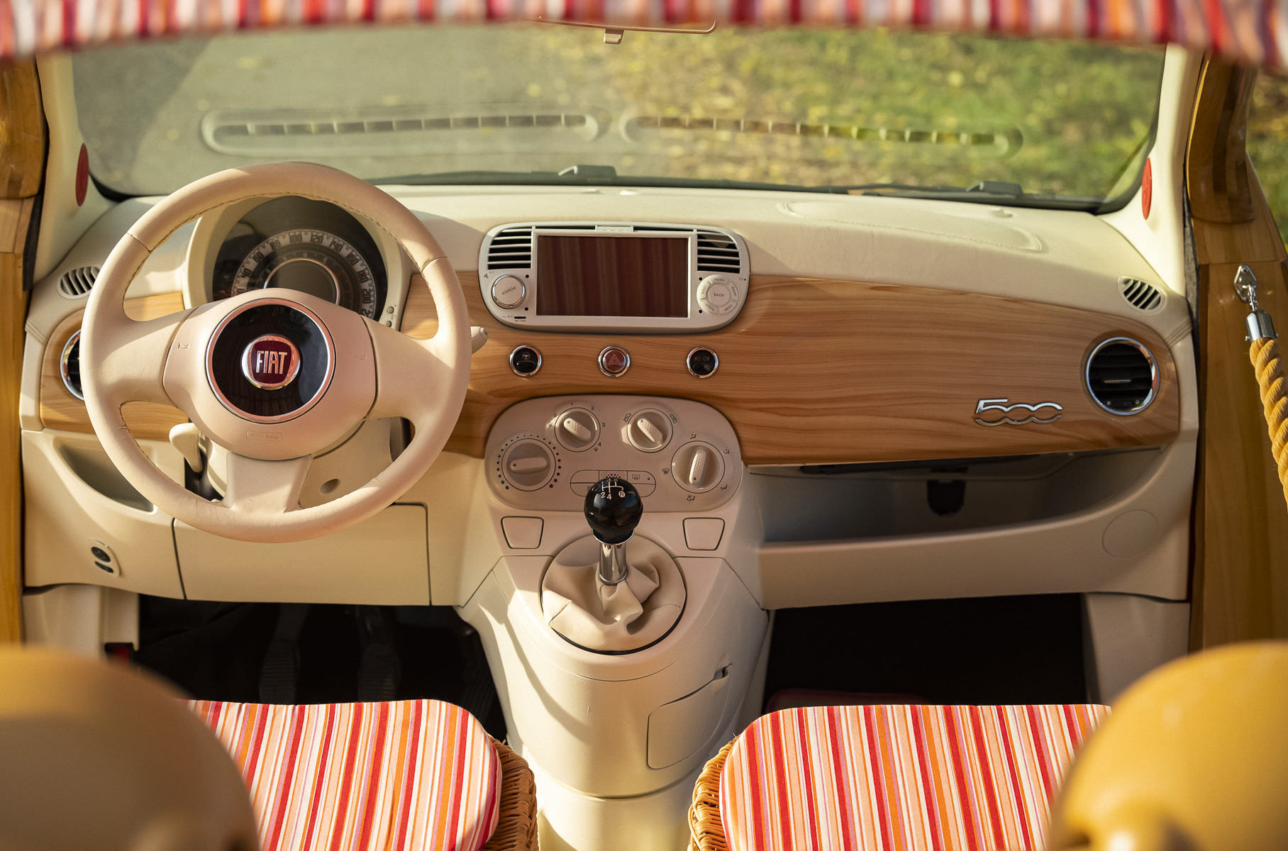 Посмотрите на пляжный Fiat 500 без дверей, крыши и с плетёным интерьером