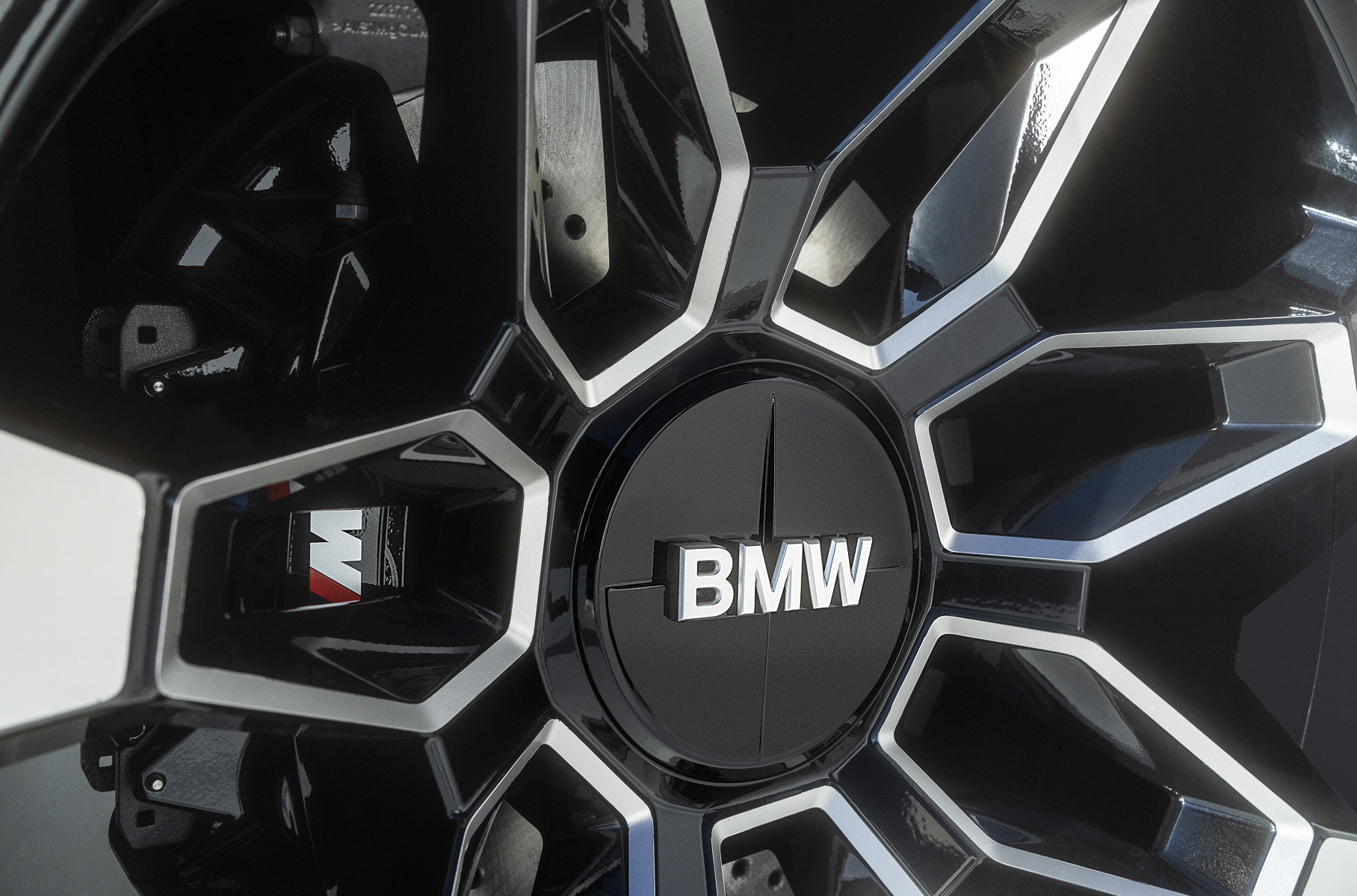 Представлен предвестник самого мощного кроссовера BMW. Это 750-сильный гибрид