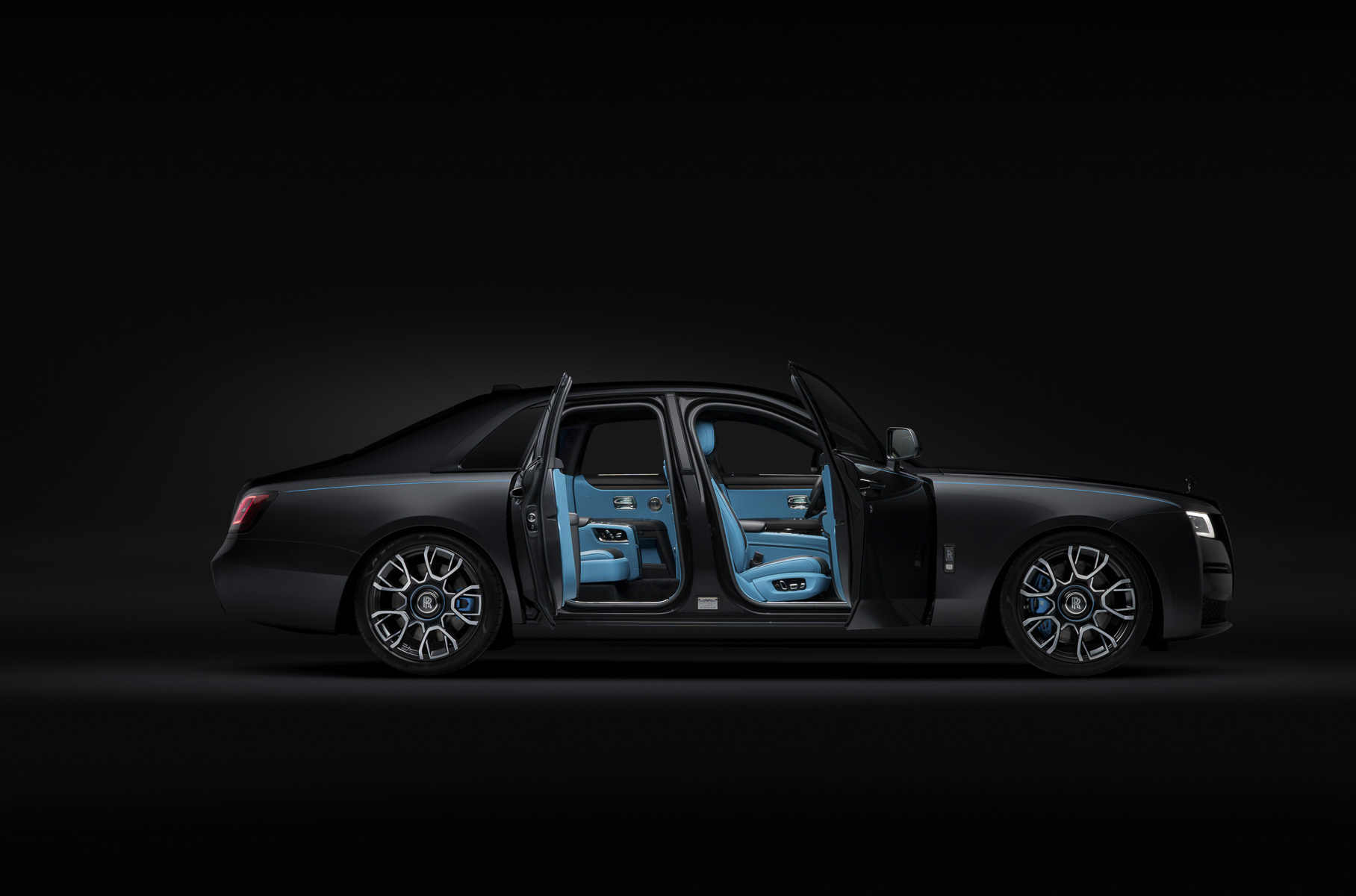 Новый Rolls-Royce Black Badge Ghost для России: известна стоимость
