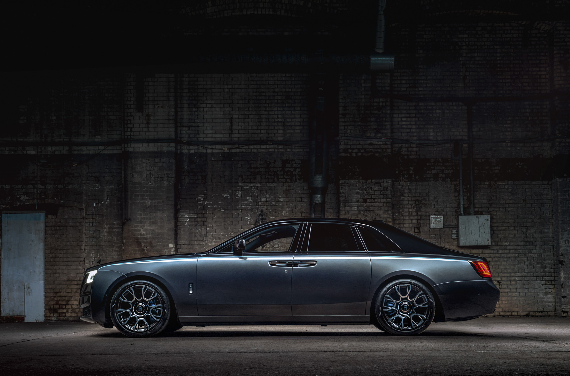 Новый Rolls-Royce Black Badge Ghost для России: известна стоимость