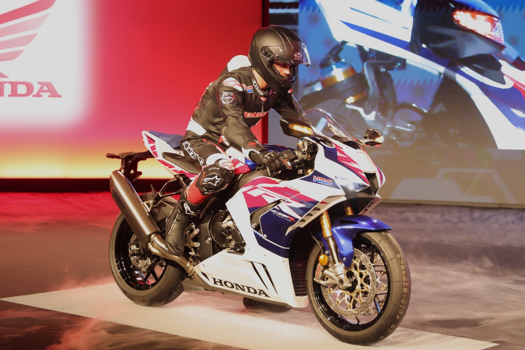 Антиковидная галерея с главной мотоциклетной выставки мира