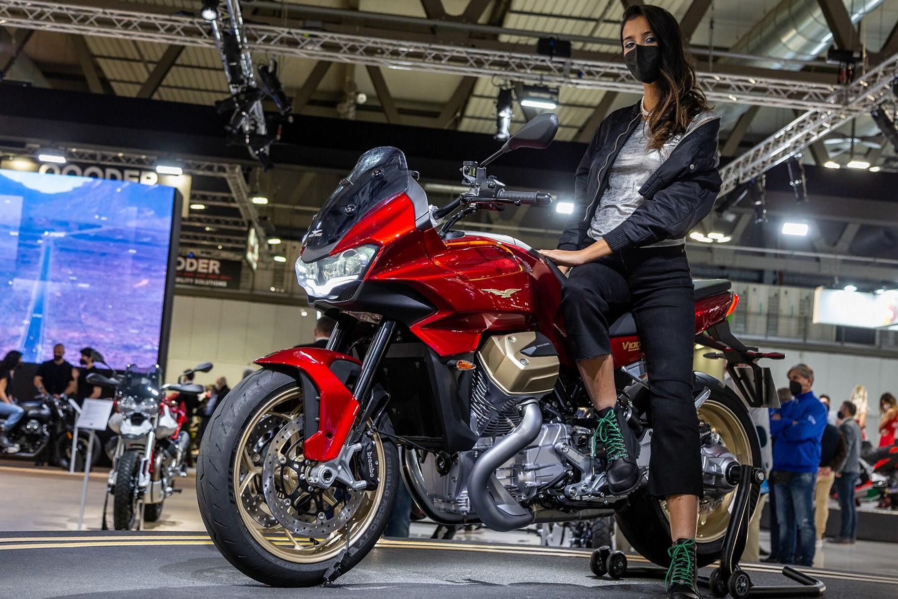 Антиковидная галерея с главной мотоциклетной выставки мира