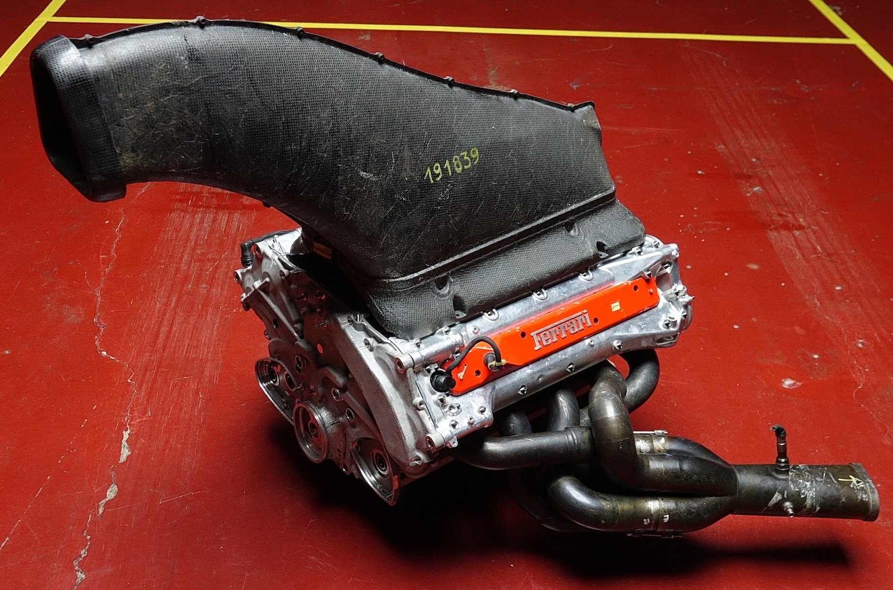 Нерабочий мотор чемпионского болида Ferrari продали по цене новой BMW