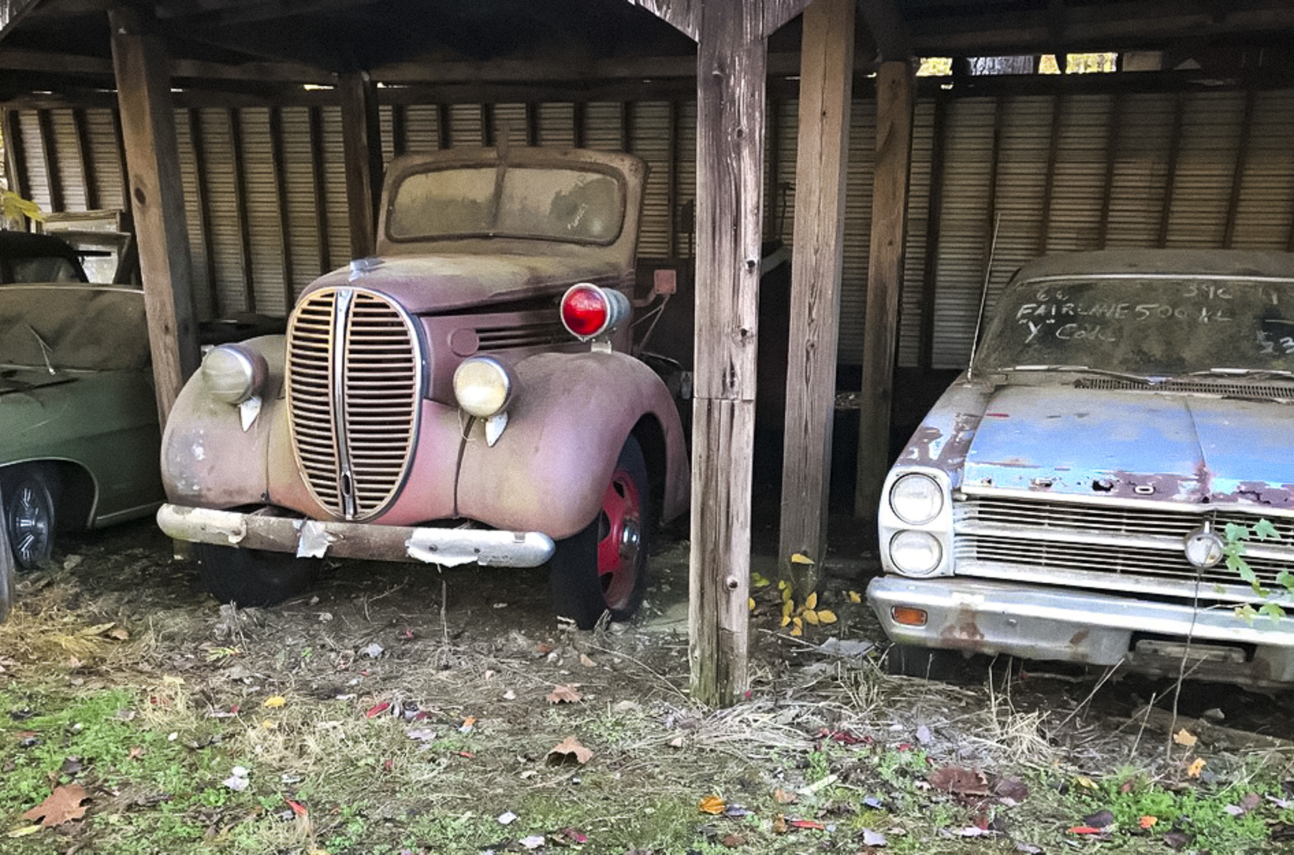 В лесу обнаружили гигантское кладбище классических автомобилей
