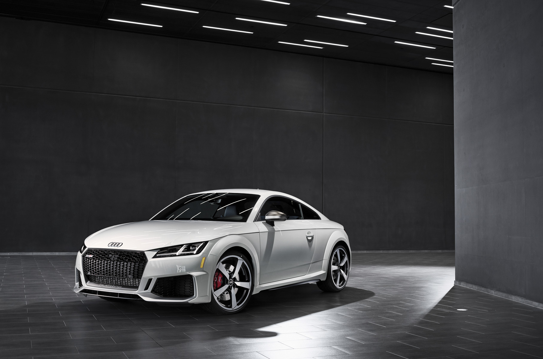 Audi представила прощальную спецверсию «заряженных» TT RS