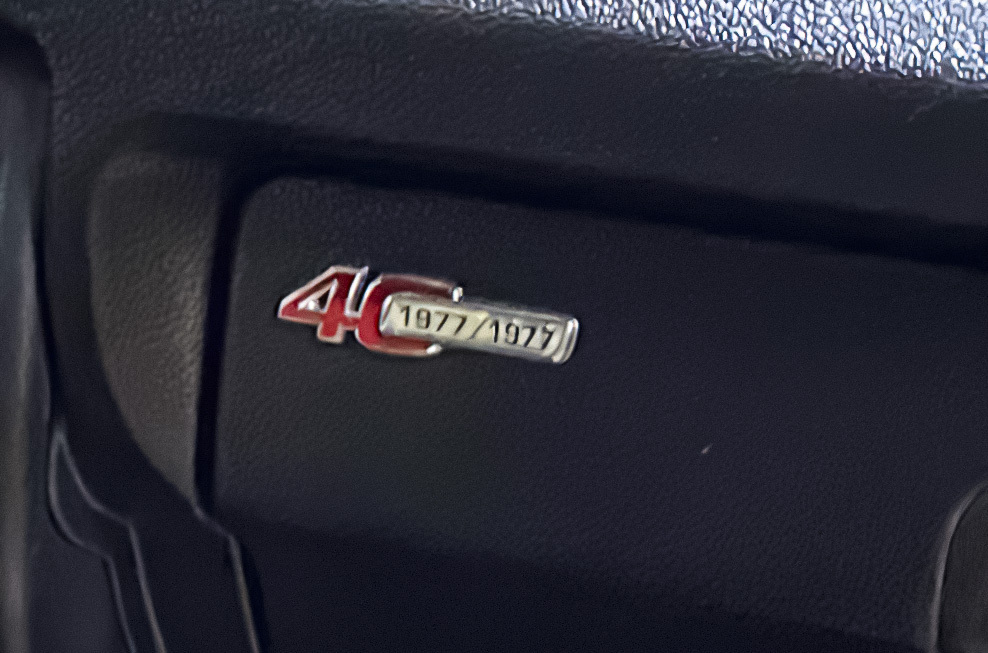 На продажу выставили юбилейную Lada Niva без пробега. Она стоит в три раза дороже новой