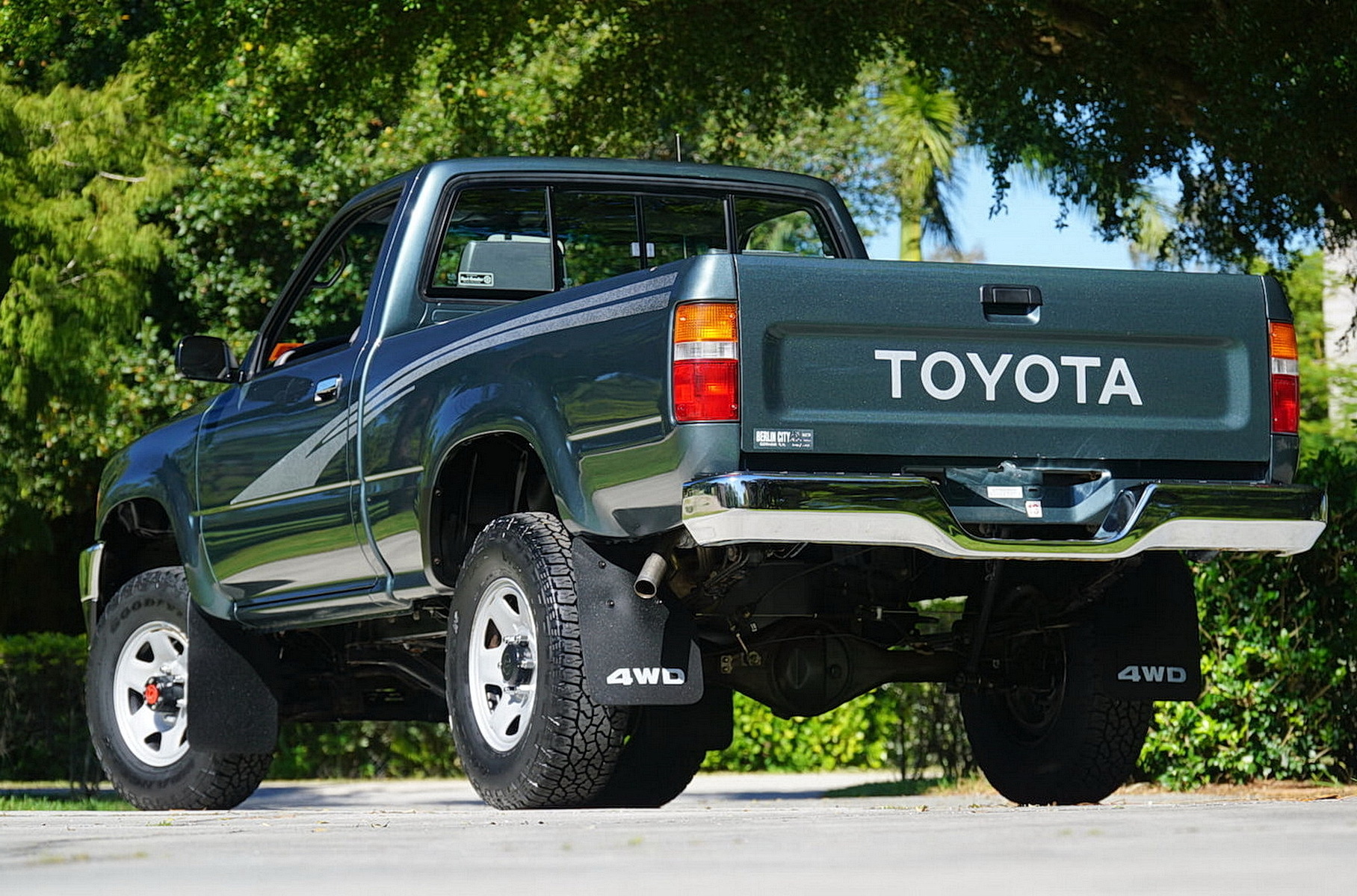 На продажу выставили пикап Toyota, простоявший в гараже 28 лет