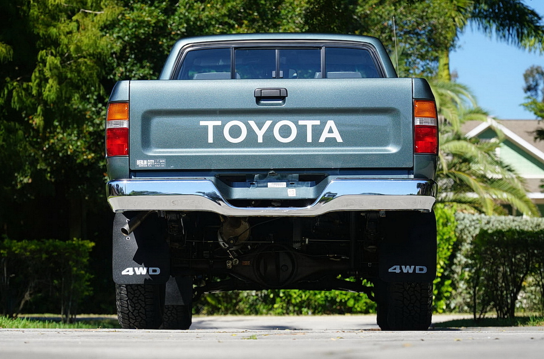 На продажу выставили пикап Toyota, простоявший в гараже 28 лет