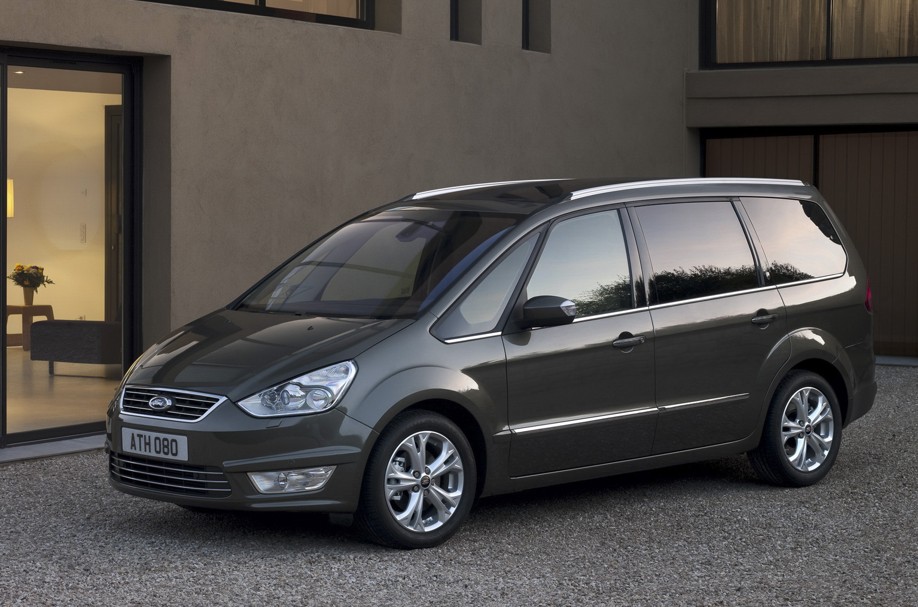 ### Ford Ford, покинувший российский рынок пару лет назад, продолжает следить за исправностью проданных машин. Так, в апреле американцы попросили навестить сервисные центры владельцев 2897 Mondeo, Galaxy и S-Max. Из-за соли на дорогах на автомобилях, изготовленных с 24 сентября 2014 года по 26 августа 2015 года, могла возникнуть локальная коррозия, грозящая потерей усиления рулевого механизма.