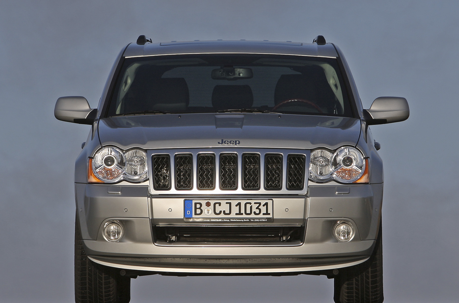 ### Jeep Богатым на акции год стал для Jeep, который продал в России всего 1480 автомобилей, а отозвал 8979. Производственный брак обнаружили у Grand Cherokee, изготовленных с 2010 года. На 7545 внедорожниках понадобилось проверить реле топливного насоса, а на еще 1434 — работу сигнала датчика положения коленчатого вала. Обе проблемы могли привести к внезапной остановке мотора без возможности перезапуска.