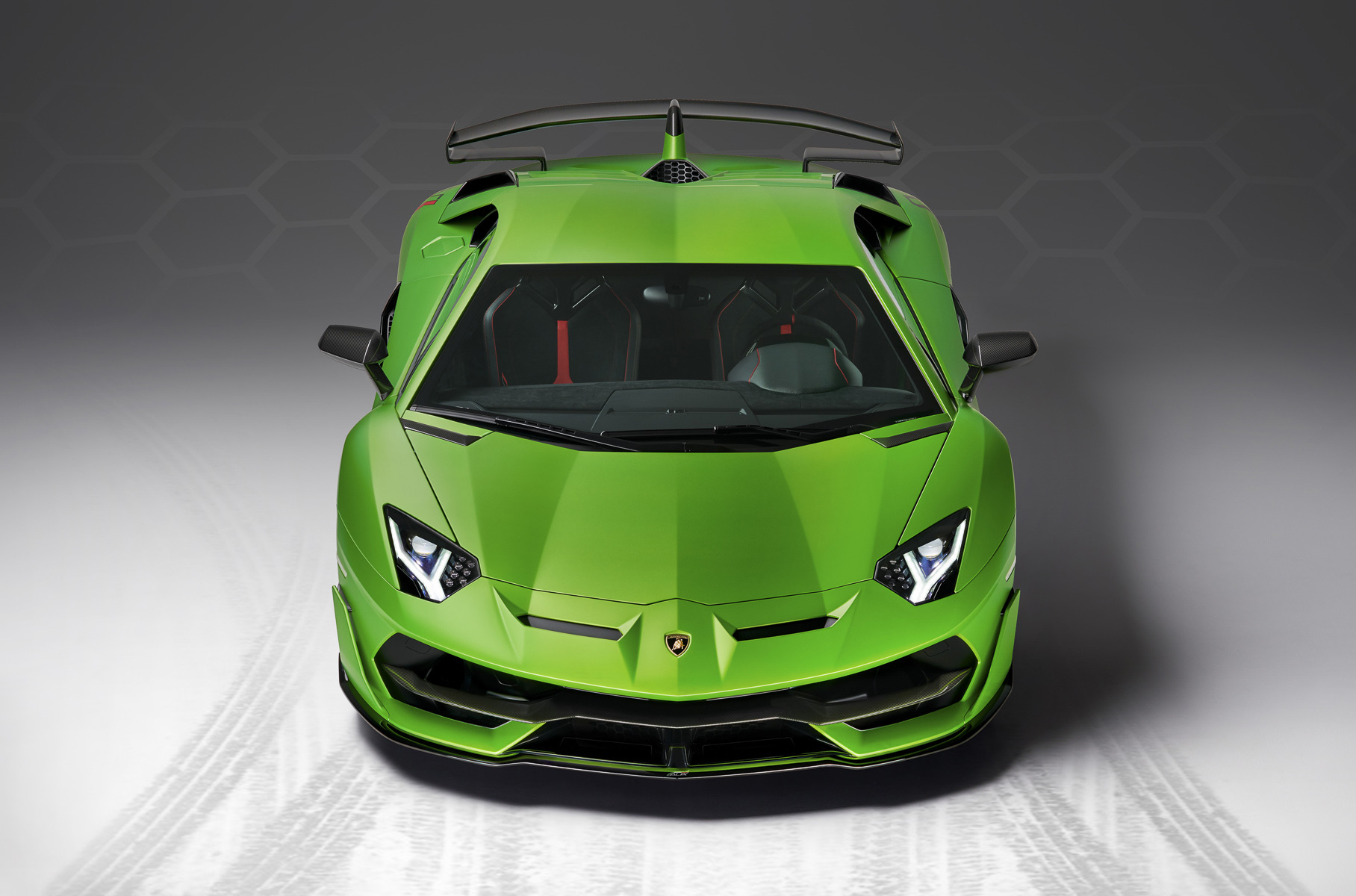 ### Lamborghini Итальянская компания отозвала 15 [Aventador SVJ Coupe](https://motor.ru/news/ala20-17-10-2018.htm), проданных с 2019 по 2021 годы. Причиной стало разбалтывание затяжки винтов петли капота: на скорости капот суперкара мог открыться и даже полностью оторваться и влететь в едущие следом автомобили.