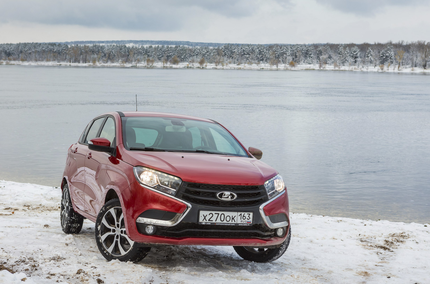 ### Lada В ушедшем году Росстандарт согласовал только одну акцию АвтоВАЗа. Она была объявлена в феврале и затронула 9311 хэтчбеков XRay, выпущенных с января по май 2019 года, с проблемными усилителями рулевого управления: речь шла о повреждении сварного шва. В июне АвтоВАЗ разослал дилерам [письмо](https://motor.ru/news/lada-xray-largus-problems-18-06-2021.htm) с предписанием проверить подушки безопасности на 32 тысячах XRay и Largus, однако отзыв объявлен не был — осмотр и ремонт выполняли при плановом посещении сервиса.