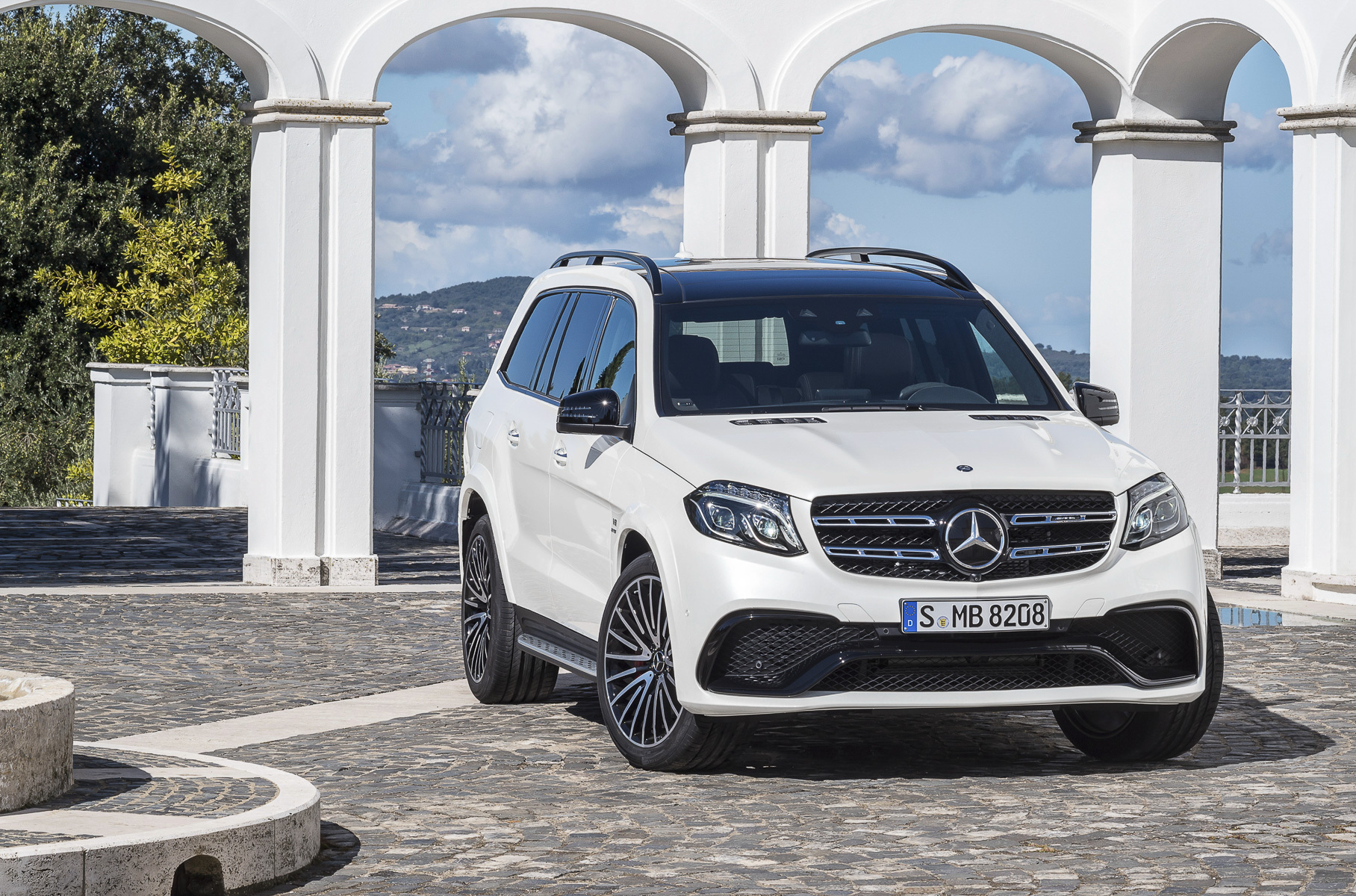 ### Mercedes-Benz Как и в 2020 году, Mercedes-Benz отметился россыпью акций: бренд объявил их аж 14, при этом иногда отзывая машины партиями по три-четыре штуки. В сумме в ремонт отправились 2085 Мерседесов с несоответствующими спецификации комплектующими, дефектами оптики и отсутствующими деталями. Крупнейшая кампания затронула 1138 новых кроссоверов GLE и GLS с некорректно установленным шлангом для конденсата кондиционера.