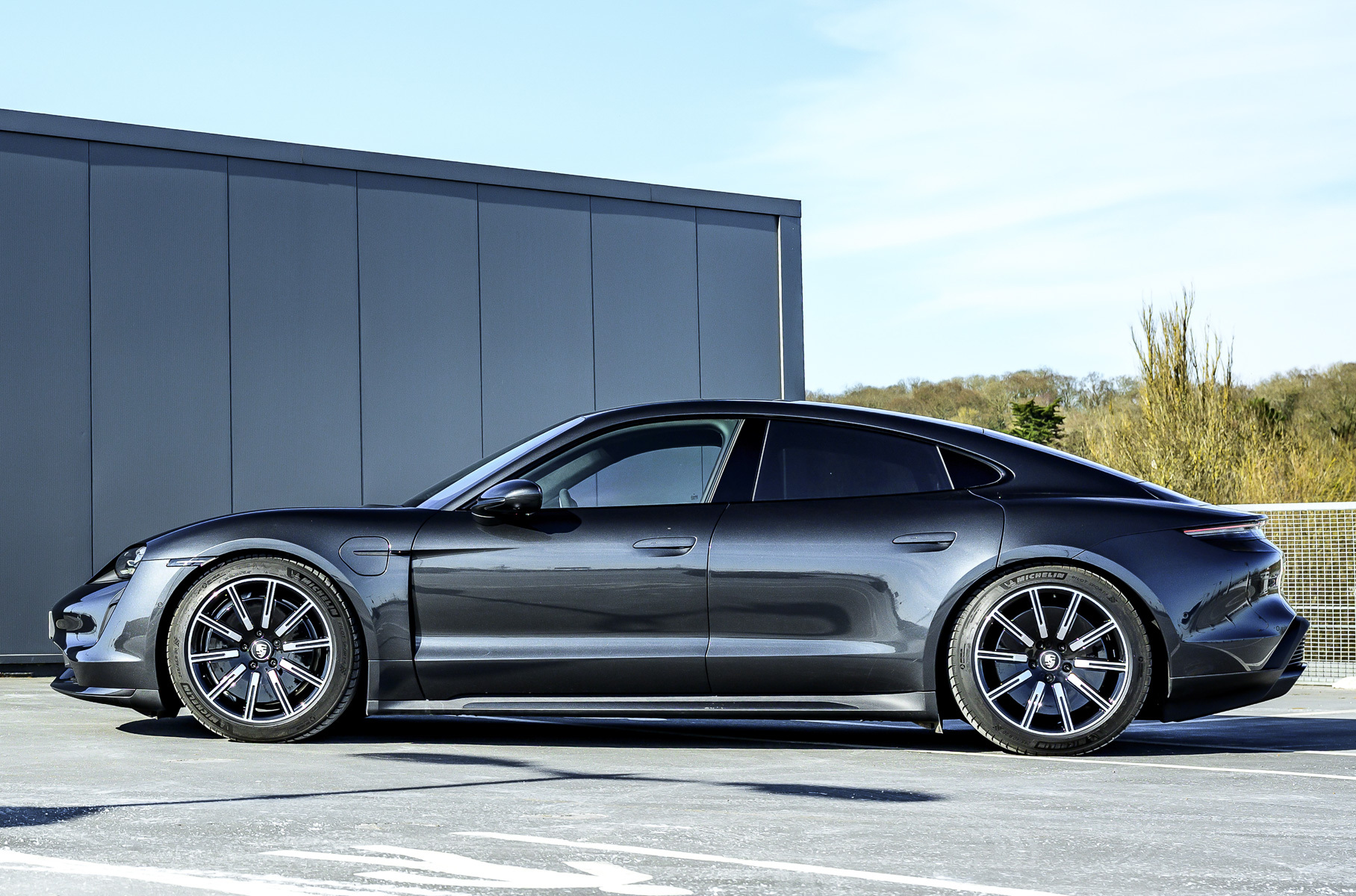 ### Porsche Не обошли проблемы стороной и премиальные марки: Porsche пришлось отремонтировать два Macan и 20 Taycan и Panamera. У кроссоверов на производстве перестарались с затягиванием соединений амортизаторов, из-за чего могла стереться резьба, а седаны и фастбеки могли случайно оснастить несоответствующим спецификации рычагом в подвеске правого переднего колеса. Росстандарт отмечал, что проблема серьезная: не исключена возможность полной потери контроля над автомобилем.