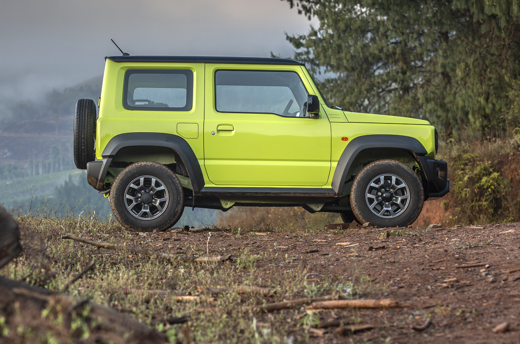 ### Suzuki Другой японский бренд, Suzuki, направил в сервис 5714 Jimny, проданных в России с 17 июня 2019 года по 27 февраля 2021-го. На компактных вездеходах нашли сразу два дефекта: у 2675 машин могли возникнуть проблемы с дверями из-за жгута проводов, а еще у 3039 мог образоваться конденсат на внутренней поверхности панели крыши, что грозило поломкой модуля ЭРА-ГЛОНАСС.
