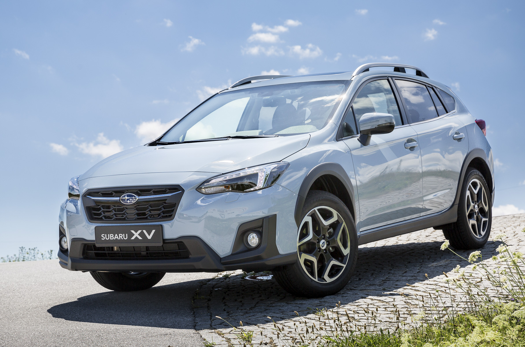 ### Subaru В стороне не осталась и Subaru. В мае японцы объявили, что на 7248 вседорожниках XV и Forester, выпущенных с 2017 по 2019 год, могут разболтаться крепления кронштейна заднего стабилизатора, что грозит повреждением других деталей во время езды.
