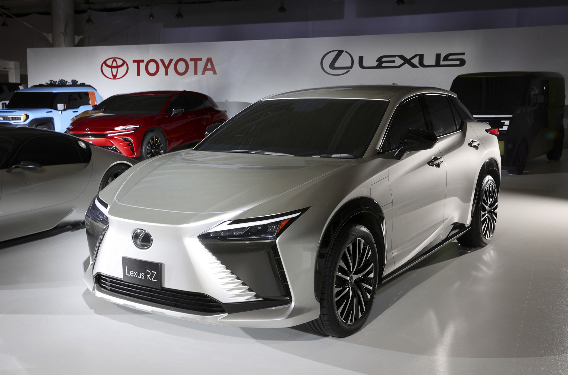 Toyota показала 16 электрокаров, включая внедорожник, суперкар и пикап