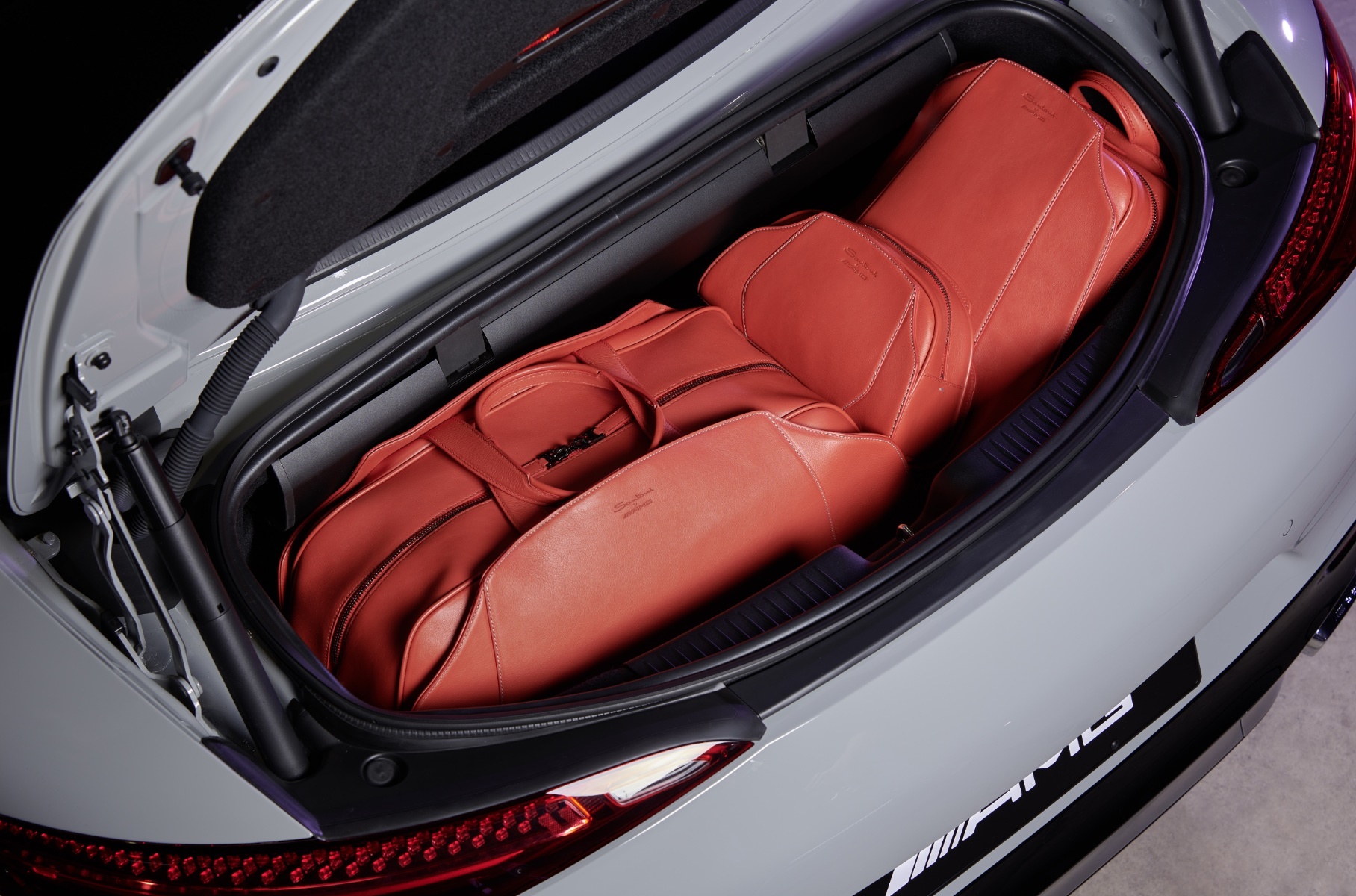Mercedes-AMG выпустил набор сумок для нового SL