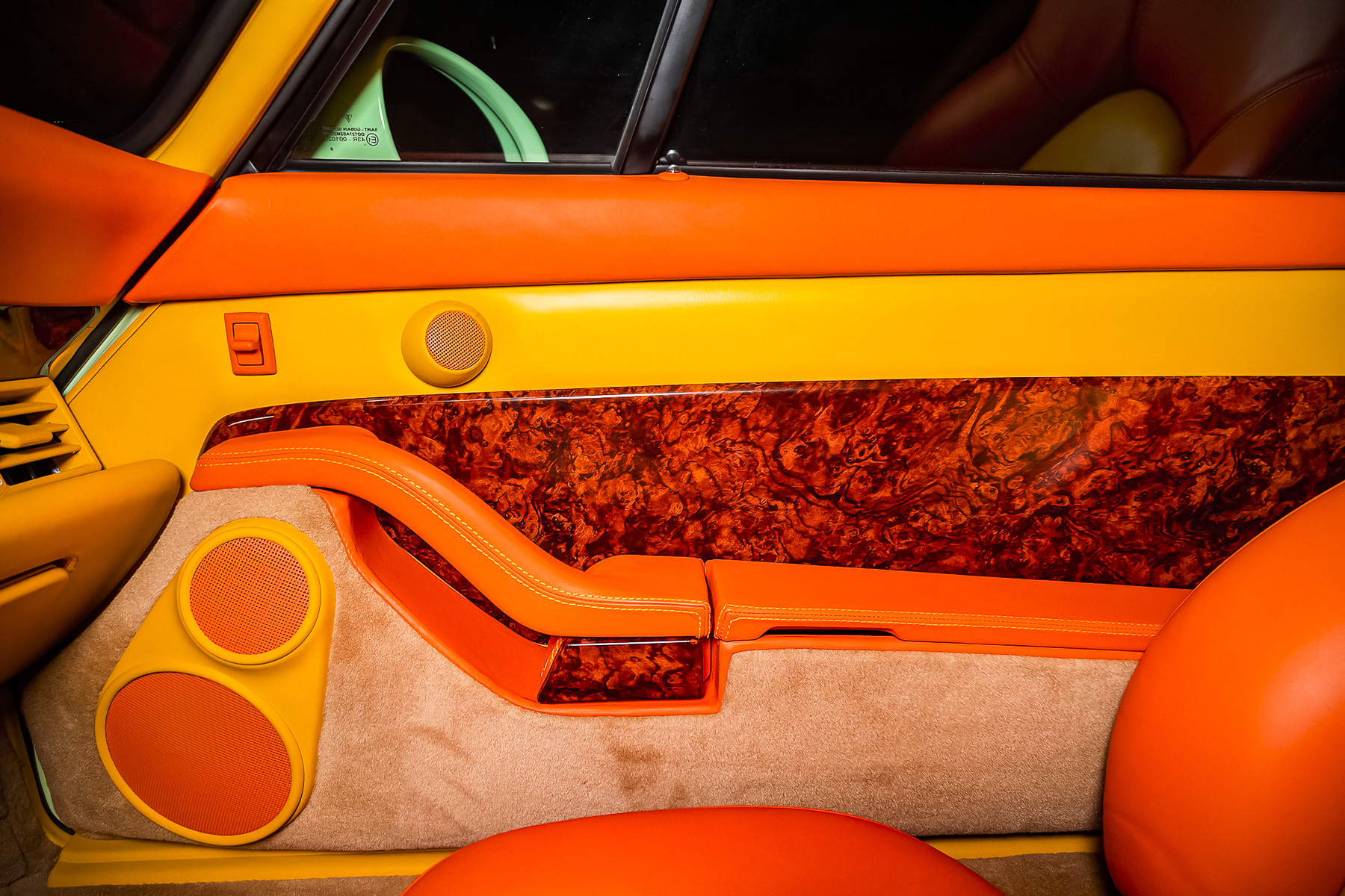 Porsche арабского шейха с ярко-оранжевым салоном продают за 65 млн рублей
